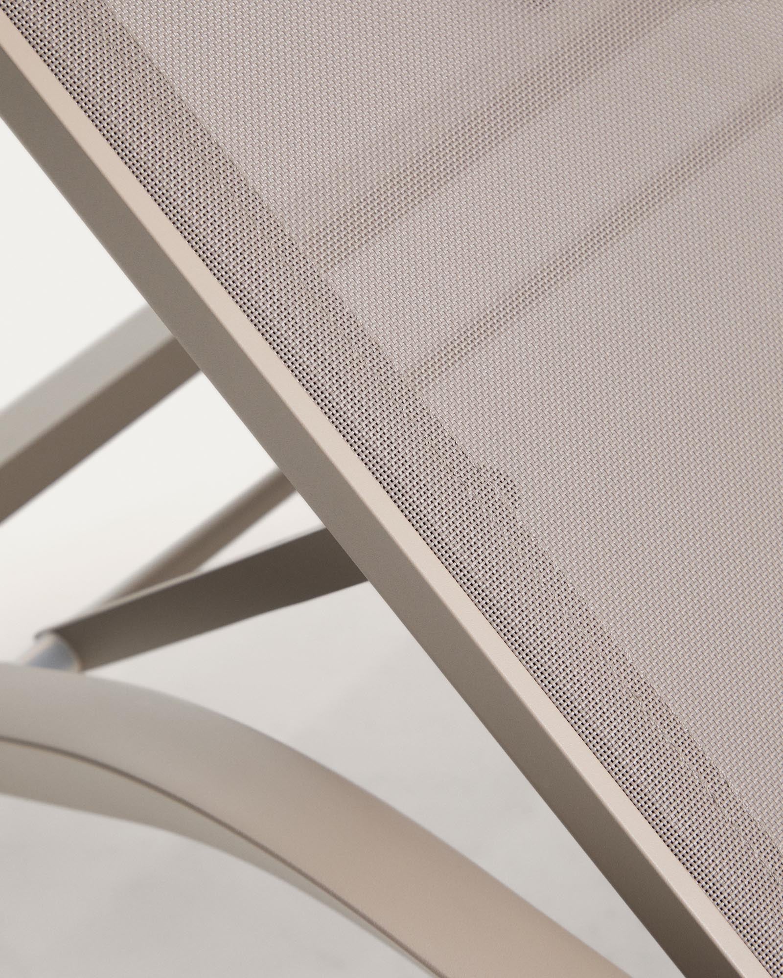 Stapelbare Sonnenliege Capraia in stilvollem Taupe und Braun, gefertigt aus langlebigem Aluminium und Textil, perfekt für Garten und Terrasse.