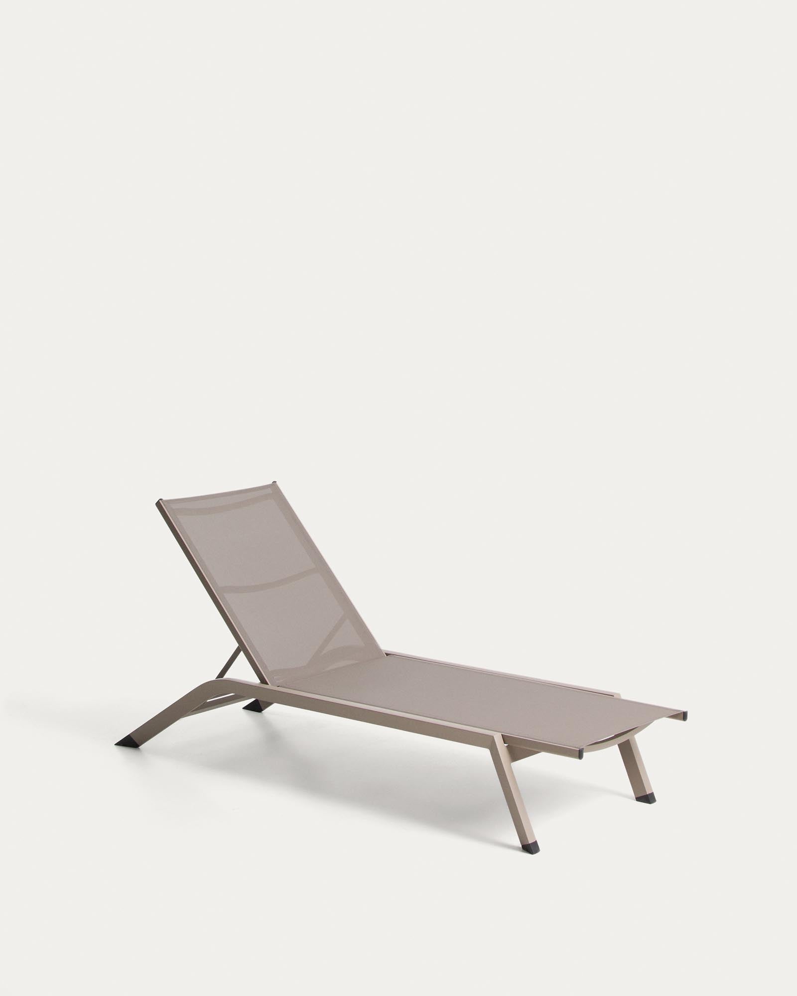 Stapelbare Sonnenliege Capraia in stilvollem Taupe und Braun, gefertigt aus langlebigem Aluminium und pflegeleichtem Textil, perfekt für Garten und Terrasse.
