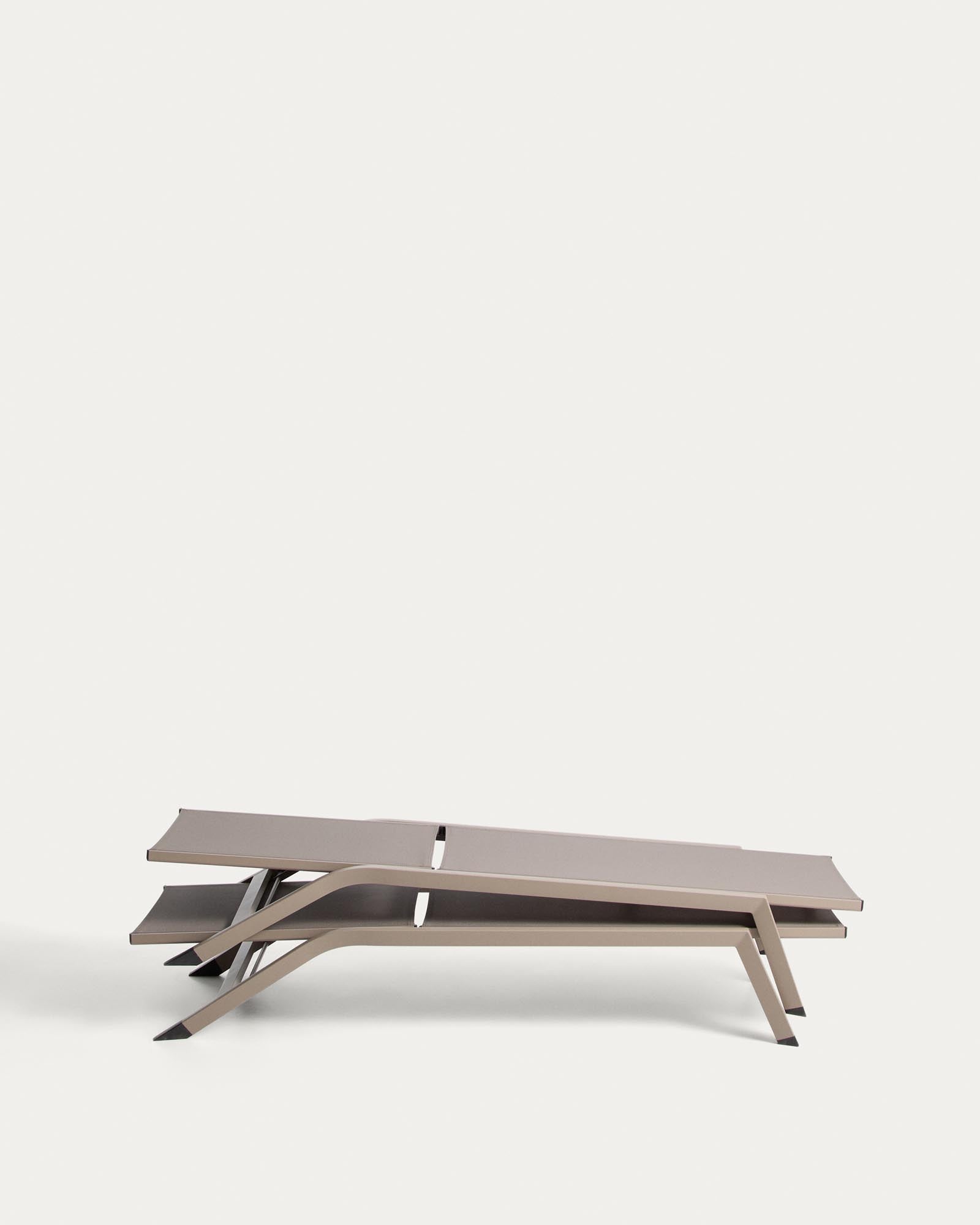 Moderne Sonnenliege Capraia in stilvollem Taupe und Braun, aus langlebigem Aluminium und pflegeleichtem Textil, perfekt für Garten und Terrasse.