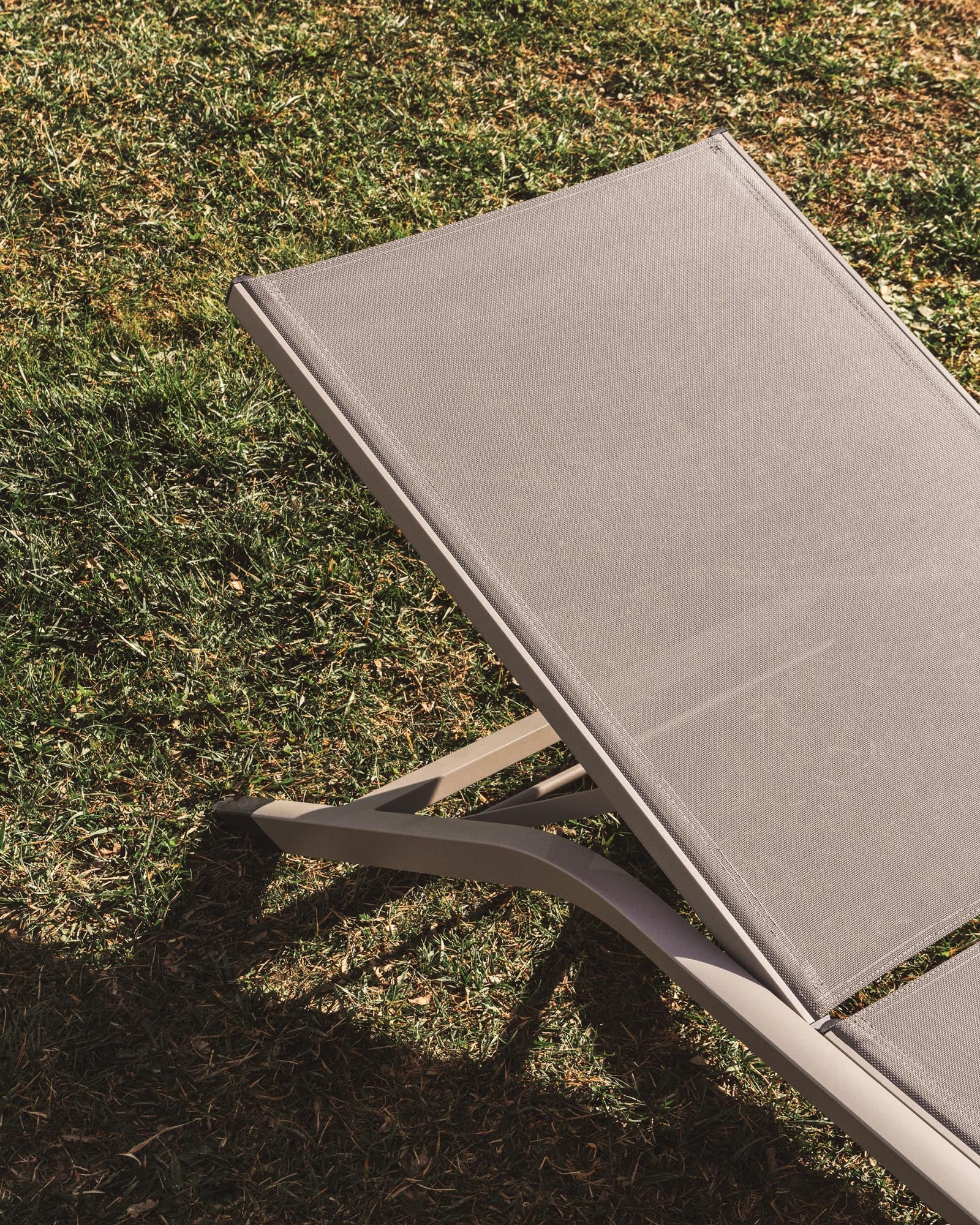 Moderne stapelbare Sonnenliege Capraia in Taupe und Braun, gefertigt aus langlebigem Aluminium und Textil, perfekt für Garten und Terrasse.