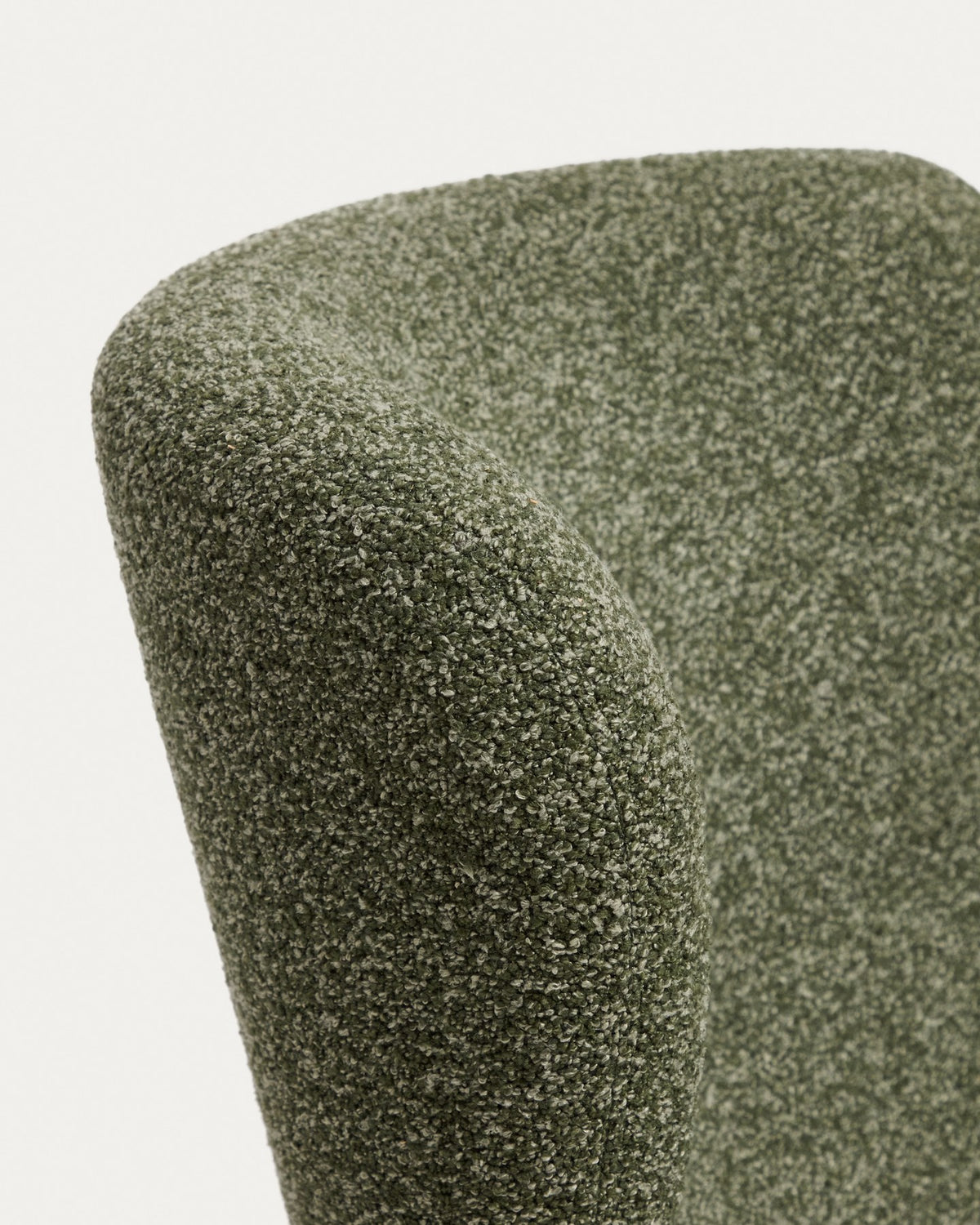 Sessel Adiran von Kave Home mit dunkelgrünem Chenille-Bezug, Armlehnen und Beinen aus massivem Eichenholz mit natürlichem Finish.