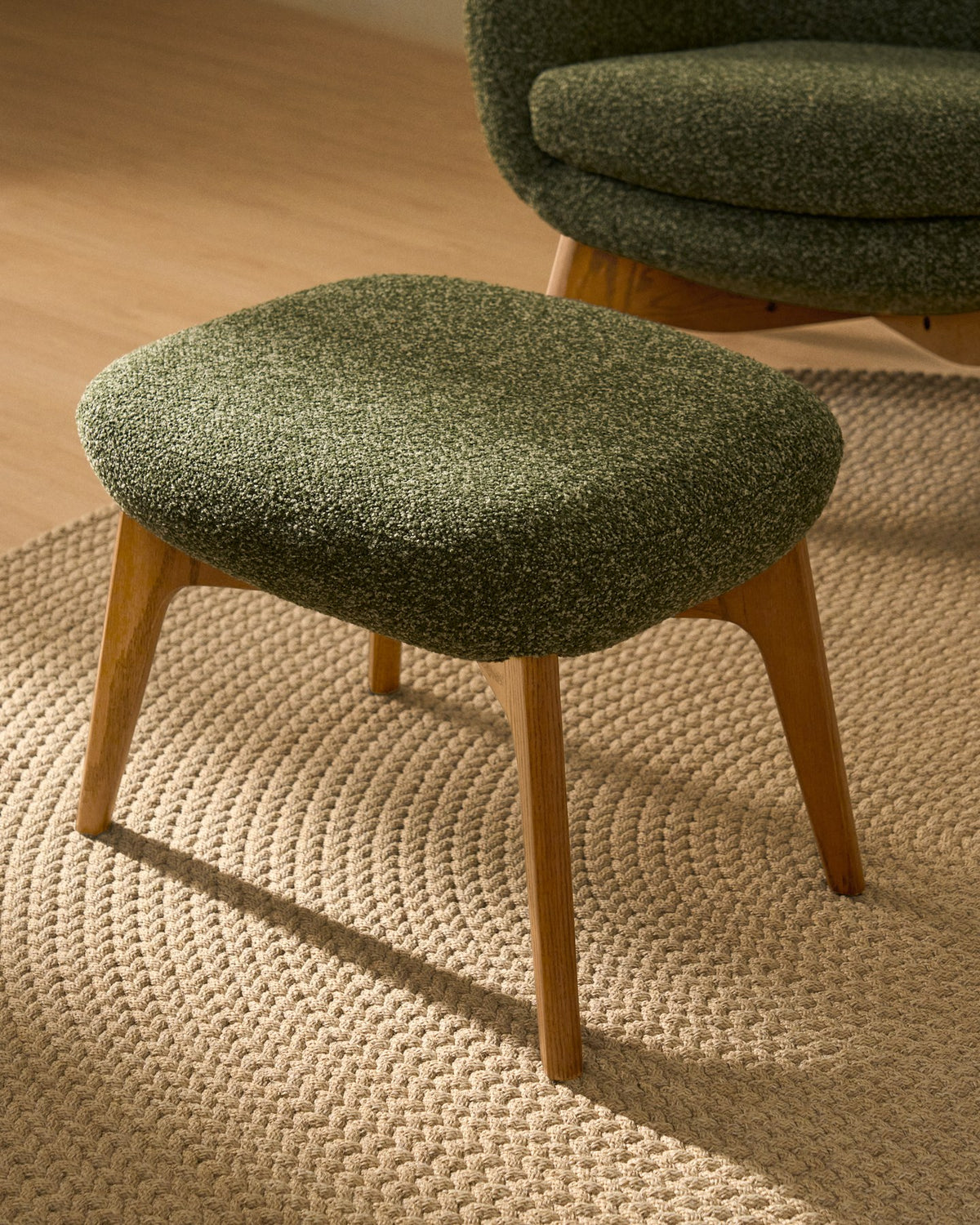 Fussablage Adiran von Kave Home, Ottoman mit dunkelgrünem Chenille-Bezug und Beinen aus massivem Eichenholz mit natürlichem Finish.