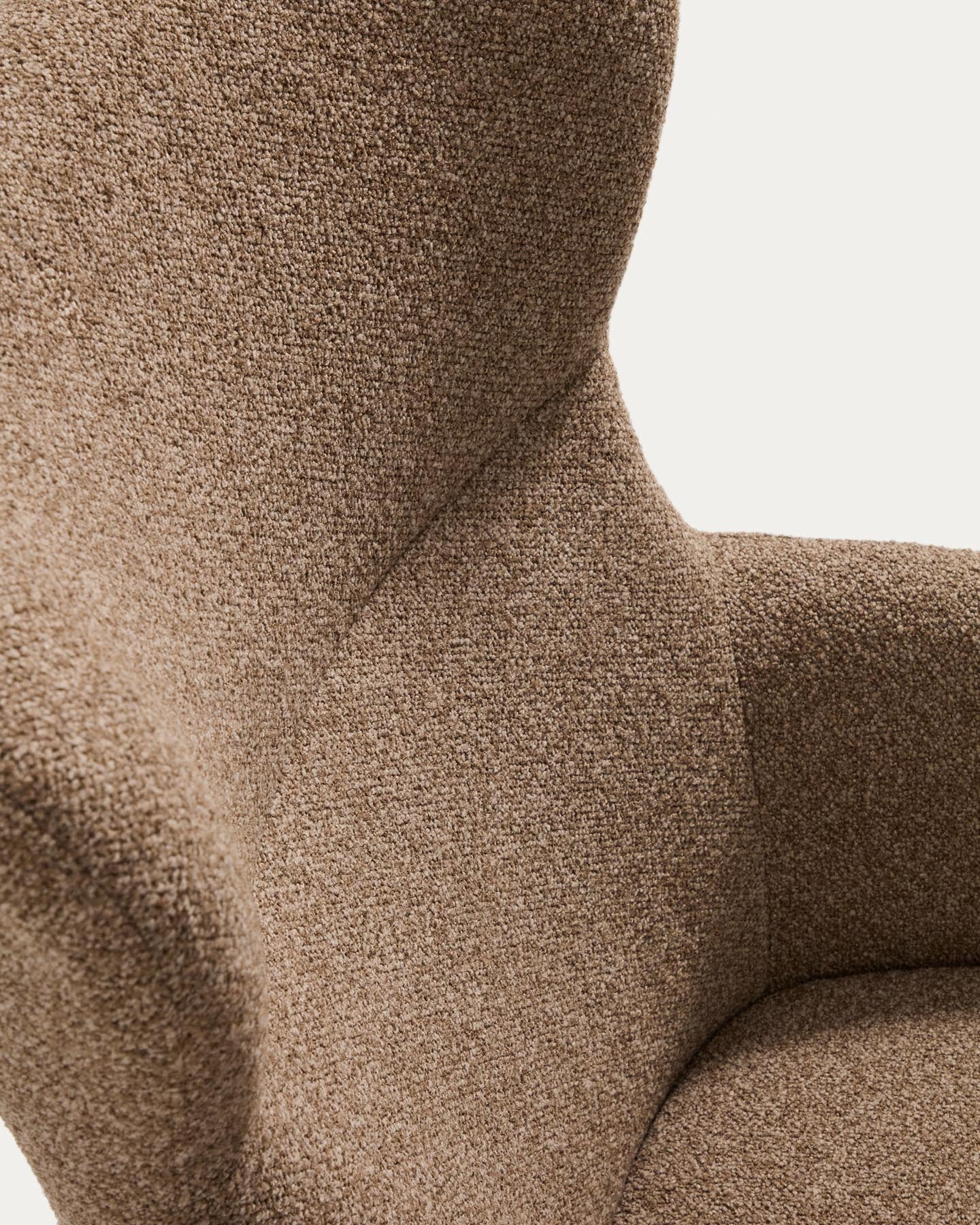 Sessel Adiran mit dicker Chenille in Hellbraun und Beinen aus massivem Eichenholz mit Nussbaum-Finish in Hellbraun präsentiert im Onlineshop von KAQTU Design AG. Sessel ist von Kave Home
