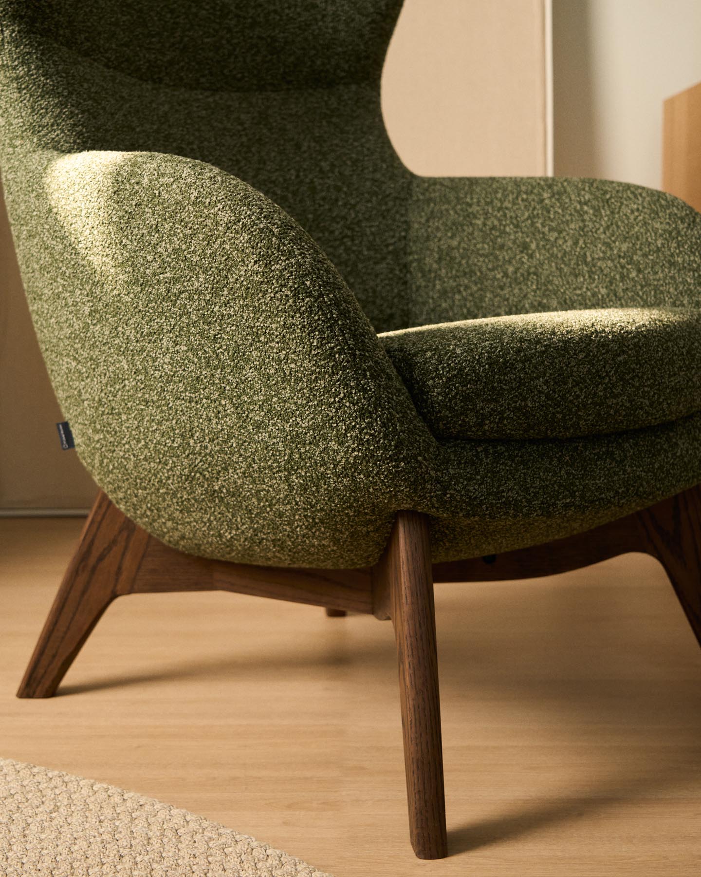 Sessel Adiran mit dicker Chenille in Hellbraun und Beinen aus massivem Eichenholz mit Nussbaum-Finish in Hellbraun präsentiert im Onlineshop von KAQTU Design AG. Sessel ist von Kave Home