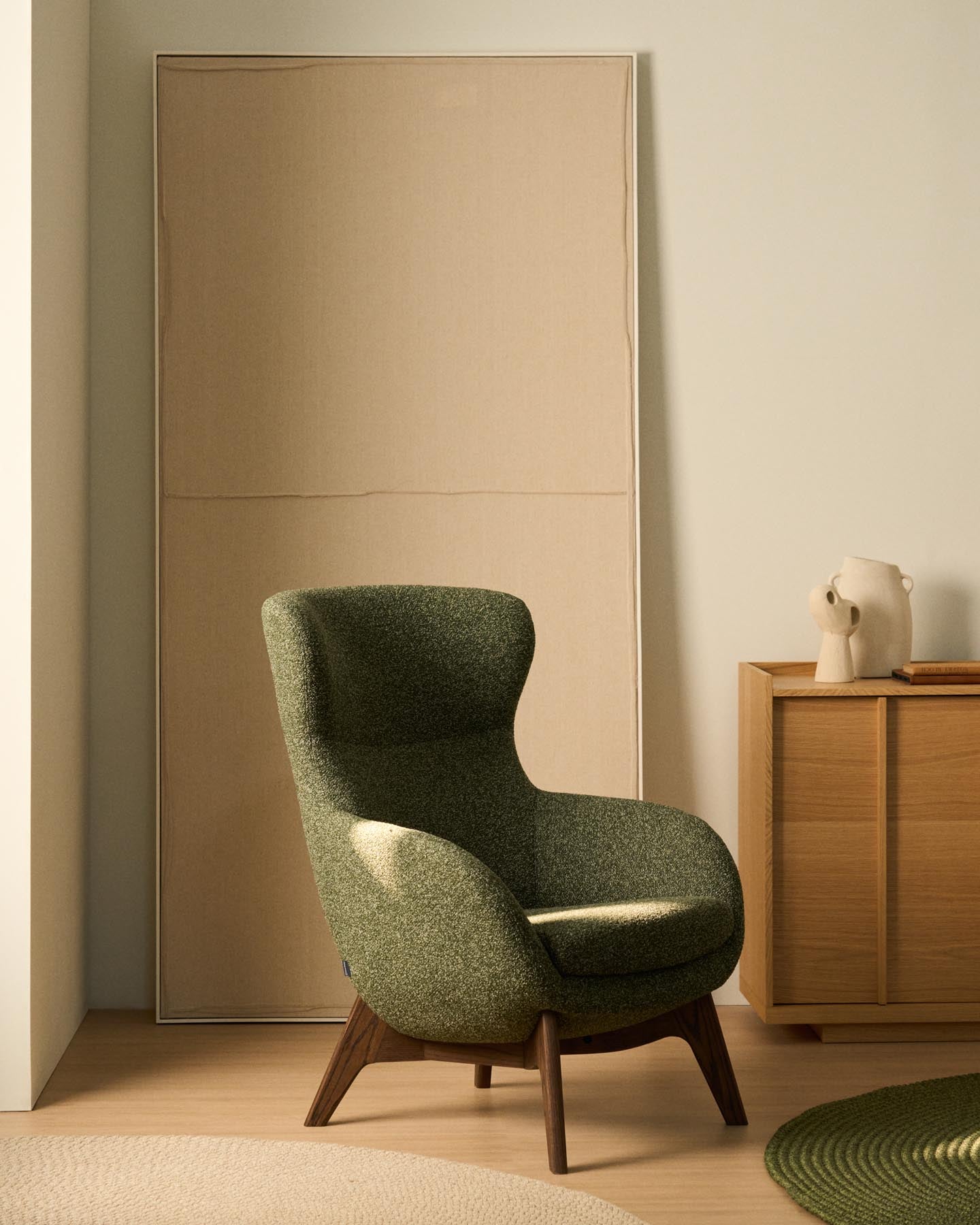 Sessel Adiran mit dicker Chenille in Moosgrün und Beinen aus massivem Eichenholz mit Nussbaum-Finish in Dunkelgrün präsentiert im Onlineshop von KAQTU Design AG. Sessel ist von Kave Home