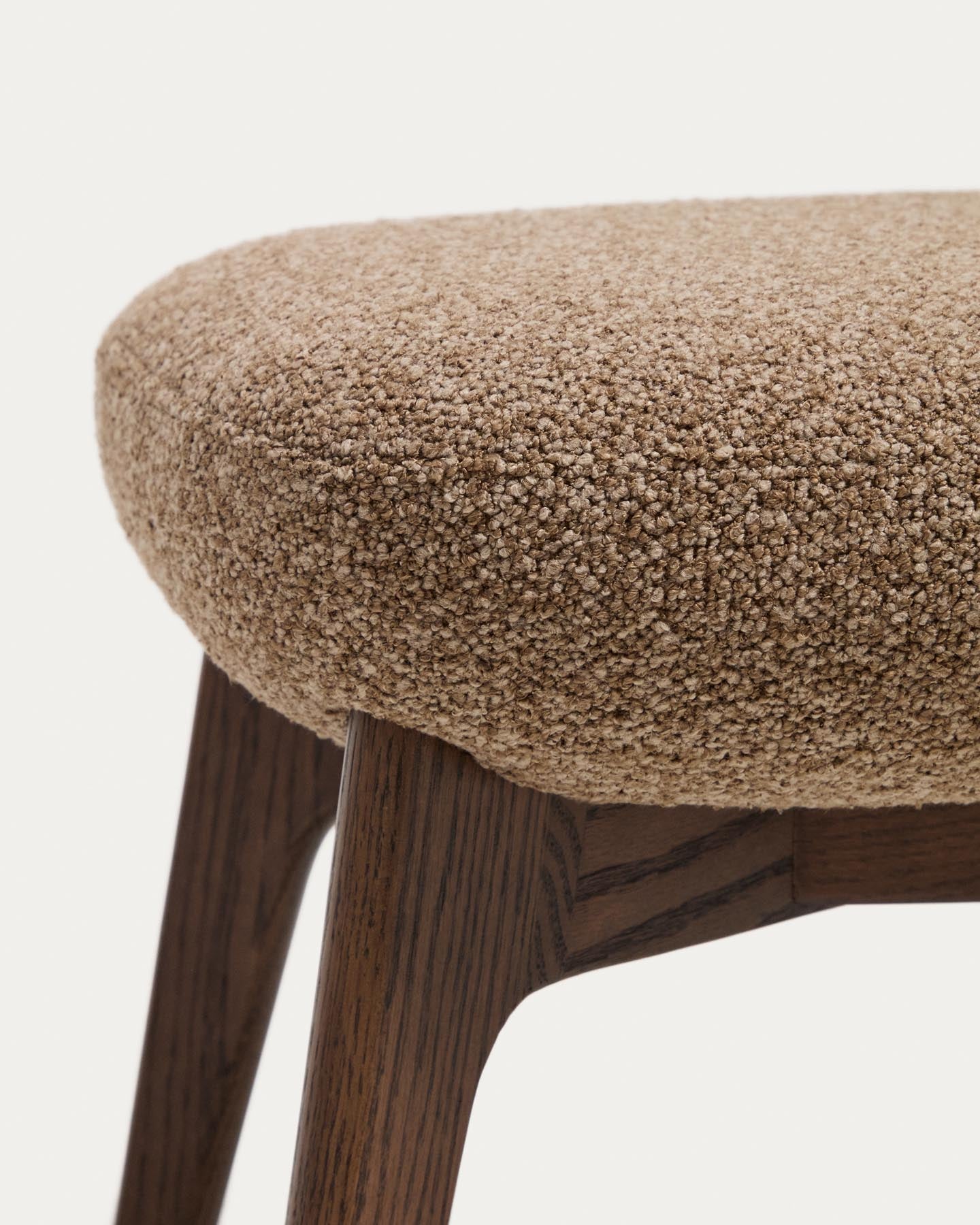 Fussablage Adiran mit dicker Chenille in Hellbraun und Beinen aus massivem Eichenholz mit Nussbaum-Finish in Hellbraun präsentiert im Onlineshop von KAQTU Design AG. Ottoman ist von Kave Home
