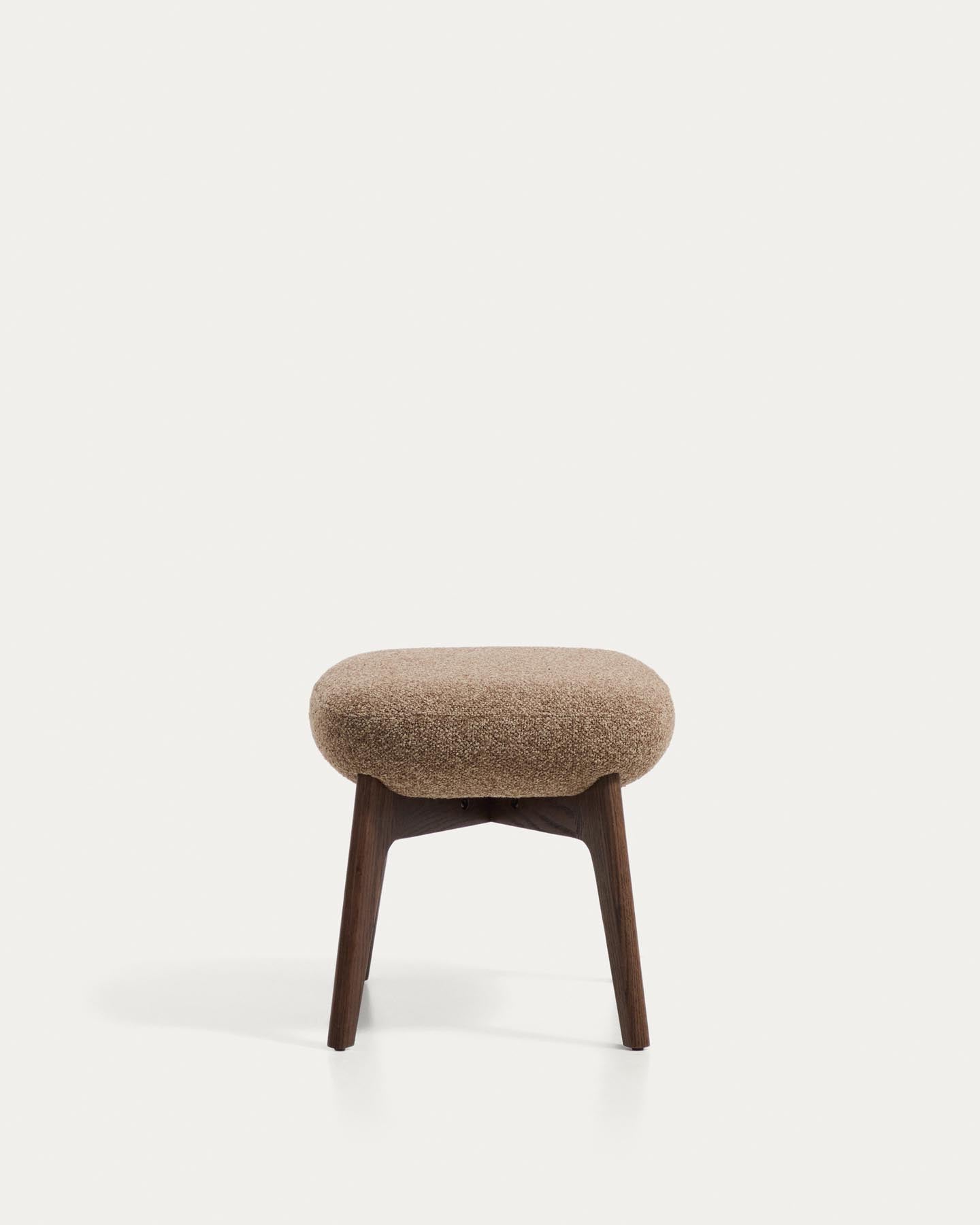 Fussablage Adiran mit dicker Chenille in Hellbraun und Beinen aus massivem Eichenholz mit Nussbaum-Finish in Hellbraun präsentiert im Onlineshop von KAQTU Design AG. Ottoman ist von Kave Home