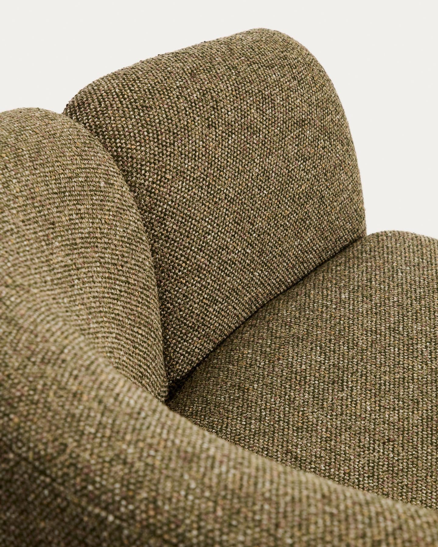 Sessel Corvena aus Chenille in Olivgrün FSC-Mix-Kredit 98 cm in Grün präsentiert im Onlineshop von KAQTU Design AG. Sessel ist von Kave Home