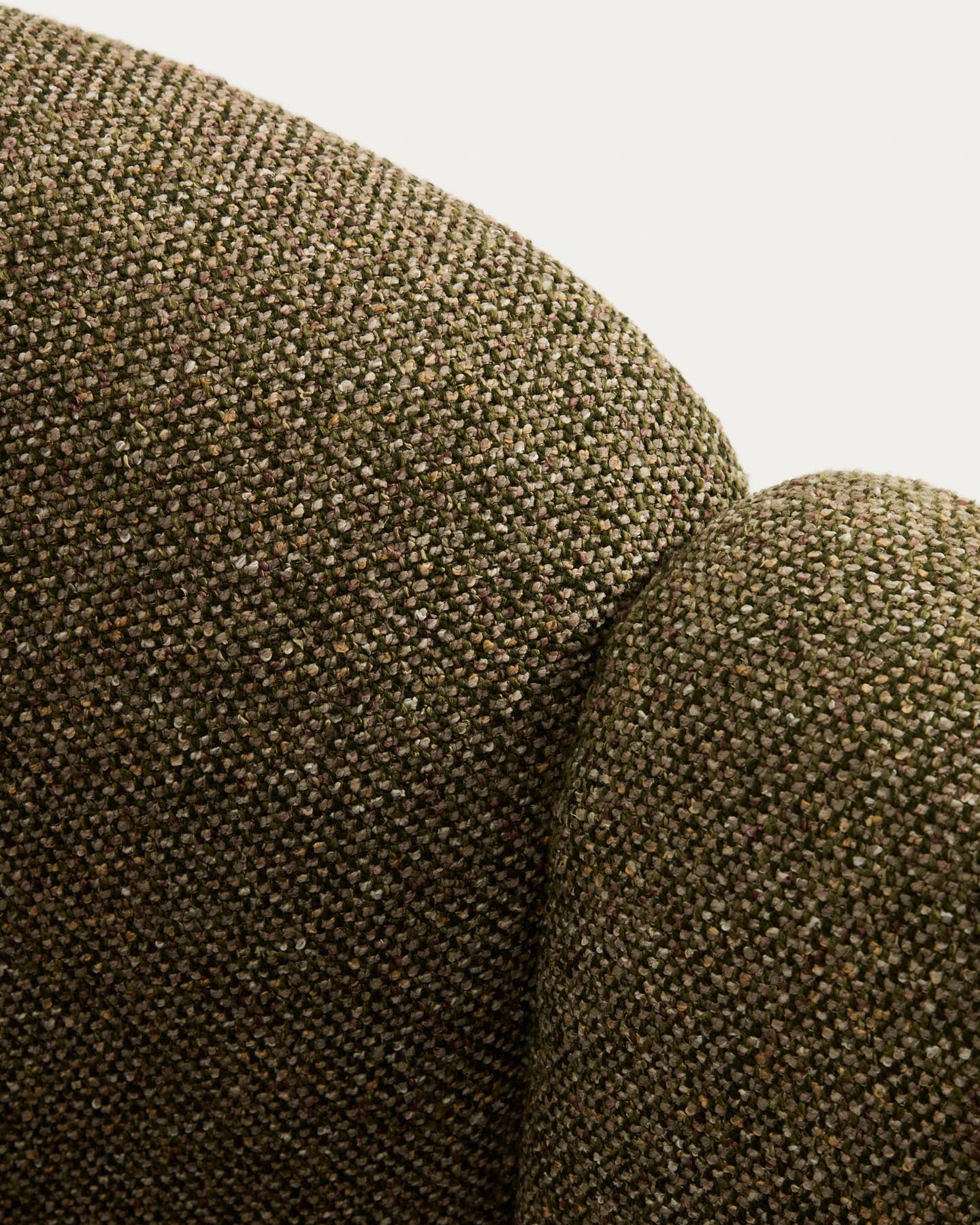 Sessel Corvena aus Chenille in Olivgrün FSC-Mix-Kredit 98 cm in Grün präsentiert im Onlineshop von KAQTU Design AG. Sessel ist von Kave Home