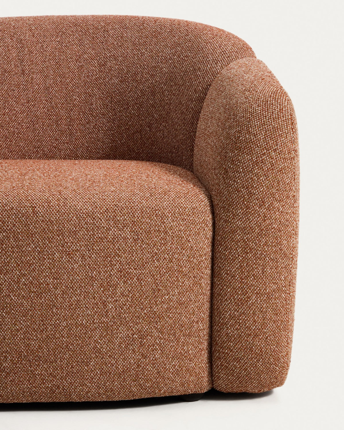 Sessel Corvena mit Chenille-Bezug in Terrakotta, abgerundete Form mit Armlehnen, Holzgestell aus Pappelsperrholz, Kunststoffgleiter