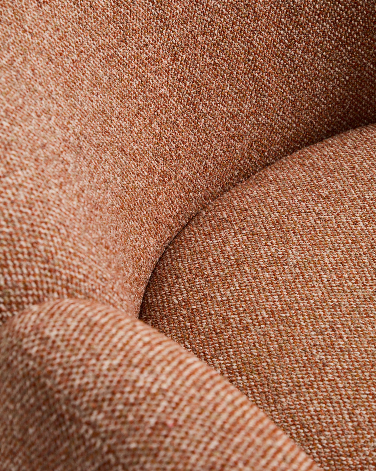 Sessel Corvena mit Chenille-Bezug in Terrakotta, abgerundete Form mit Armlehnen, Holzgestell aus Pappelsperrholz, Kunststoffgleiter