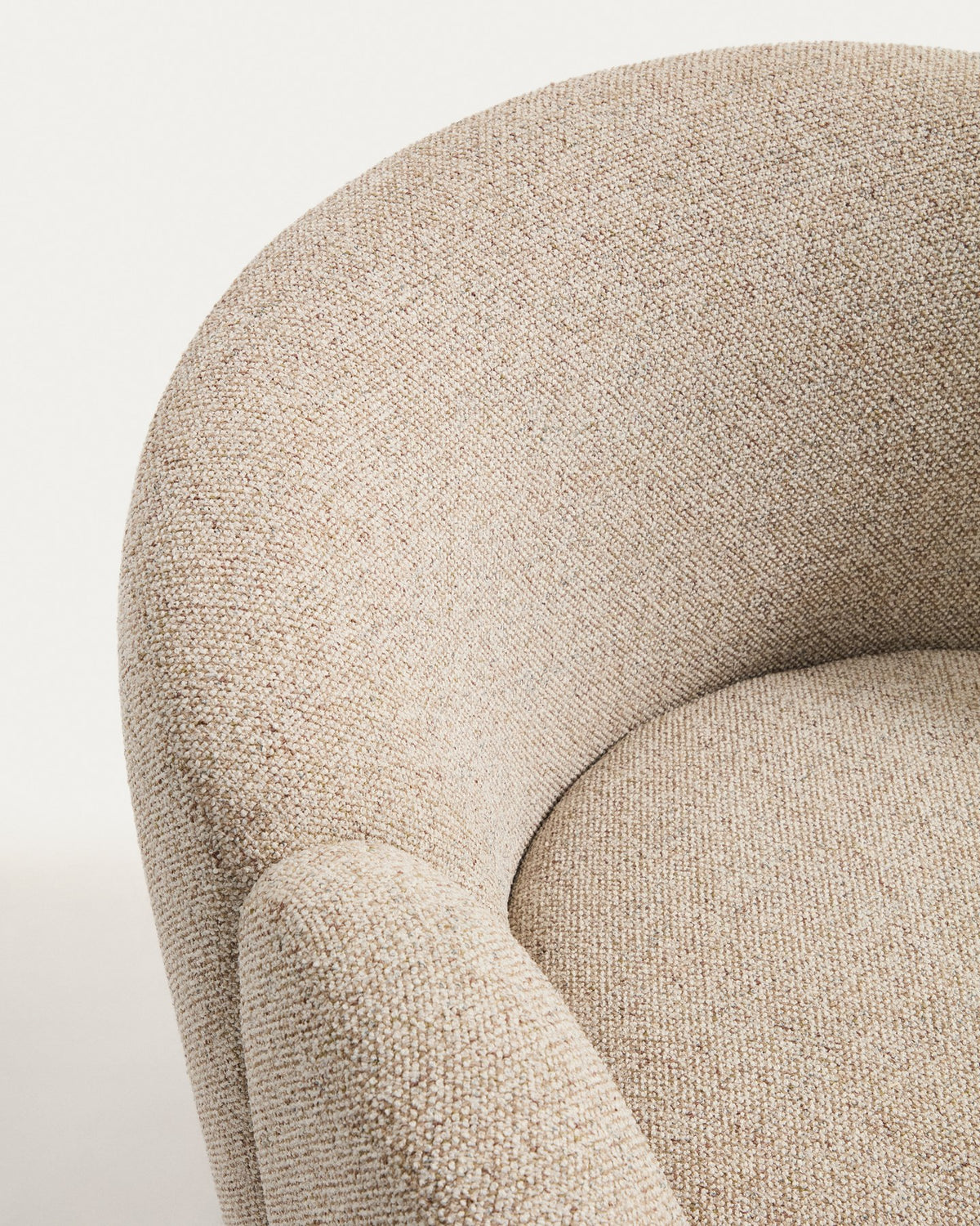 Sessel Corvena in Beige mit Chenille-Bezug, abgerundeter Silhouette, integrierten Armlehnen und Kunststoffgleitern, Ansicht von vorne.