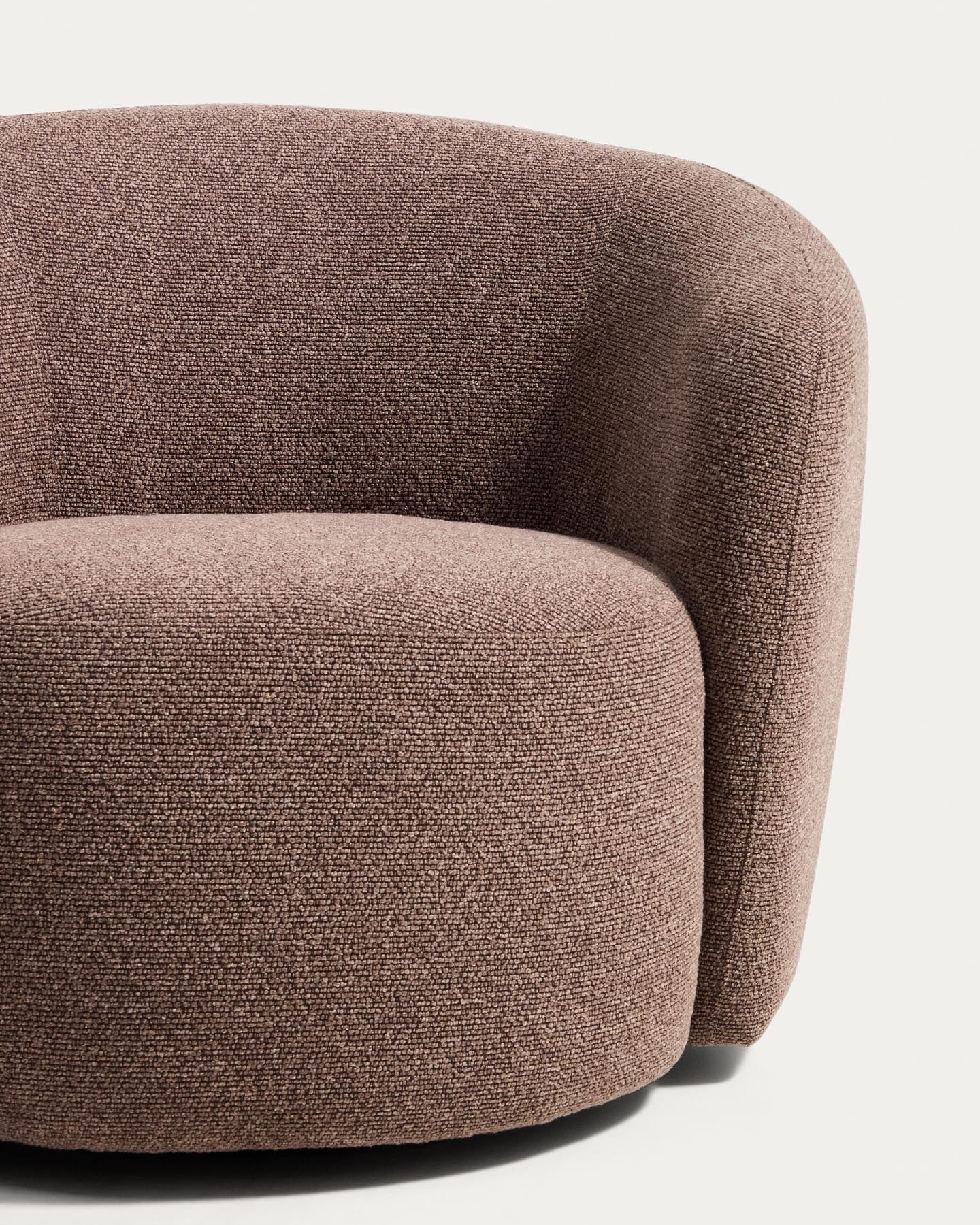 Drehsessel Odenia mit braunem Micro-Bouclé in Dunkelbraun präsentiert im Onlineshop von KAQTU Design AG. Drehsessel ist von Kave Home