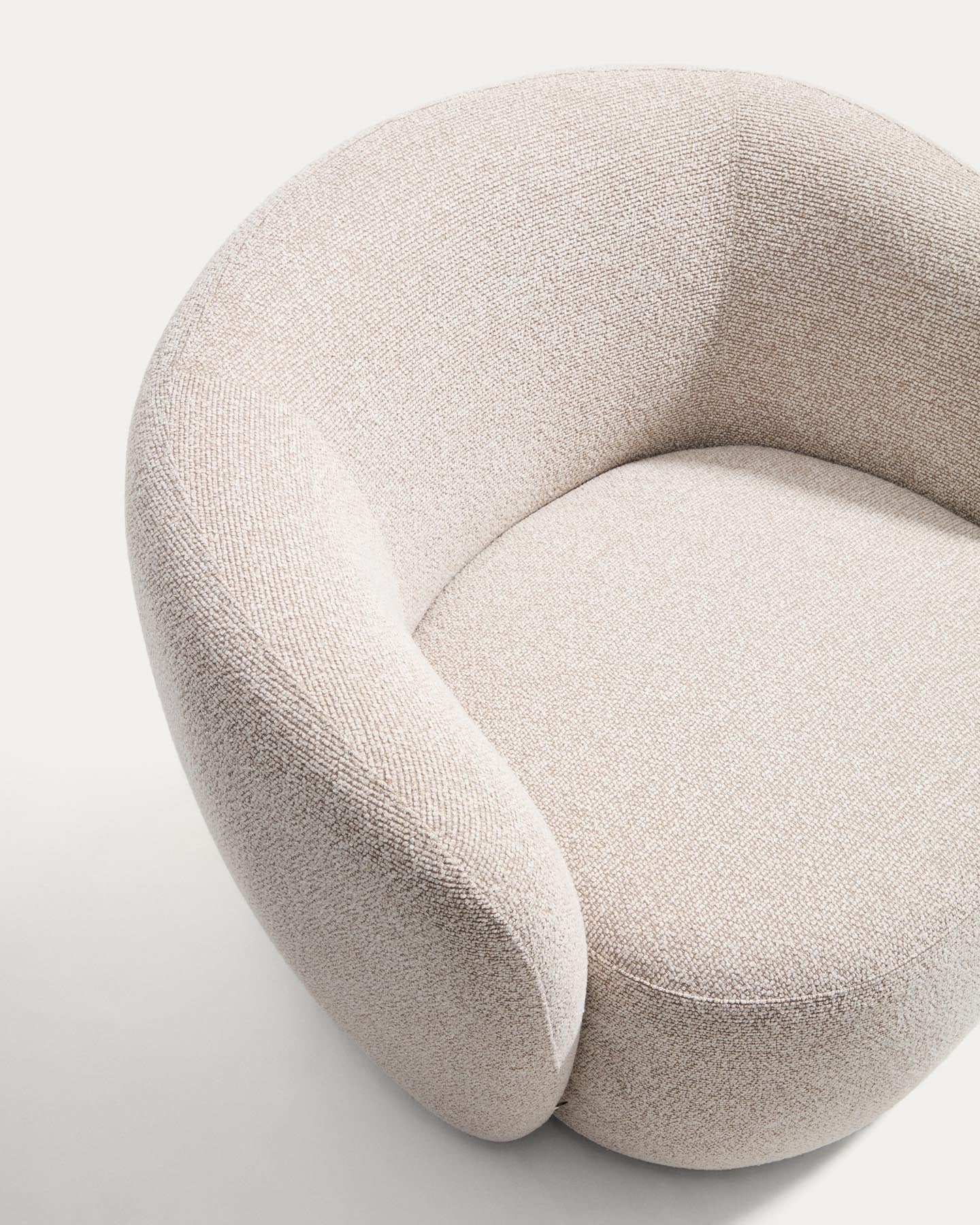 Drehsessel Odenia mit beigem Micro-Bouclé in Beige präsentiert im Onlineshop von KAQTU Design AG. Drehsessel ist von Kave Home