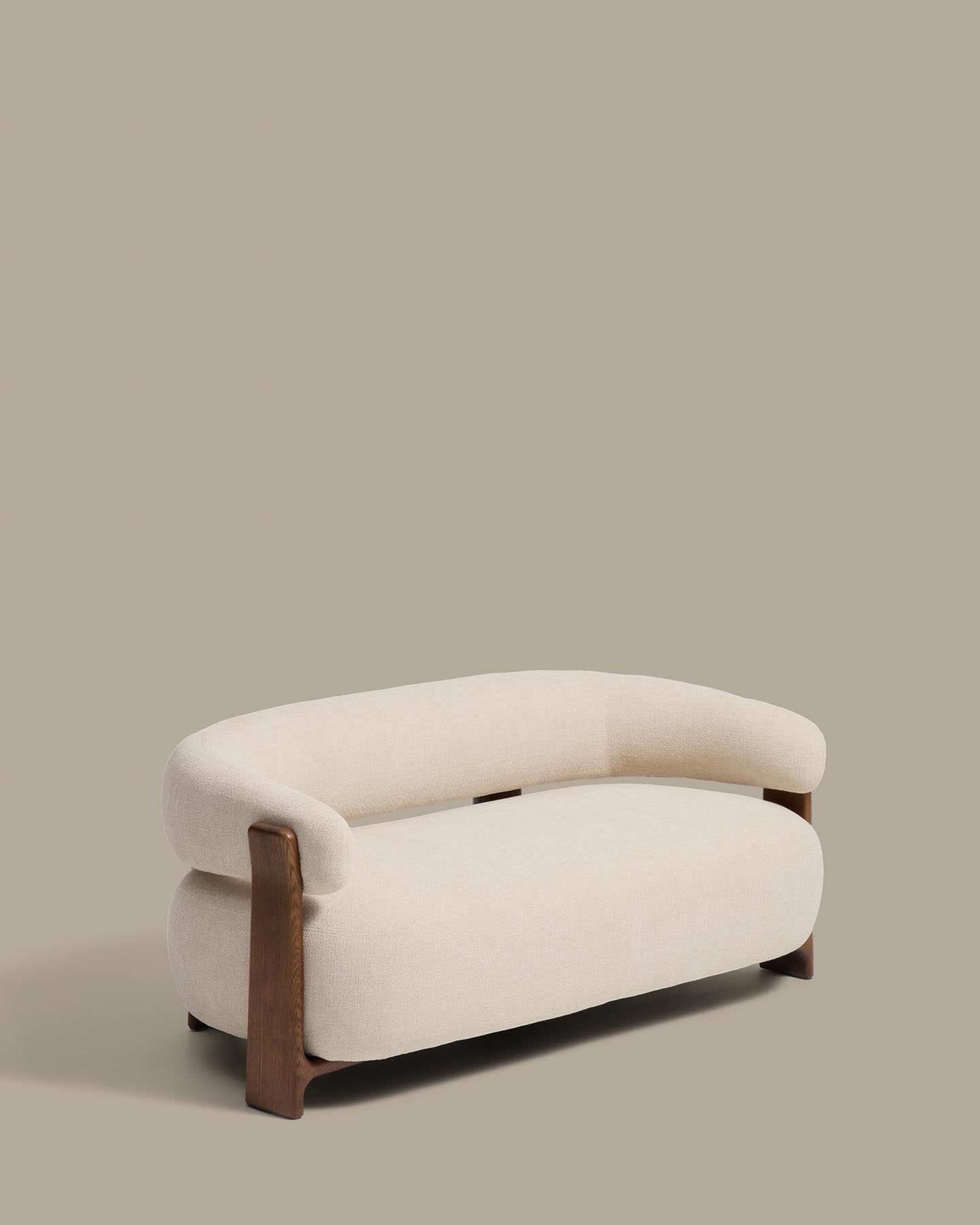 2-Sitzer-Sofa Granite mit beiger Chenille und Beinen aus massivem Eschenholz mit Nussbaumfinish, 155 cm, FSC 100 % in Beige präsentiert im Onlineshop von KAQTU Design AG. 2er Sofa ist von Kave Home