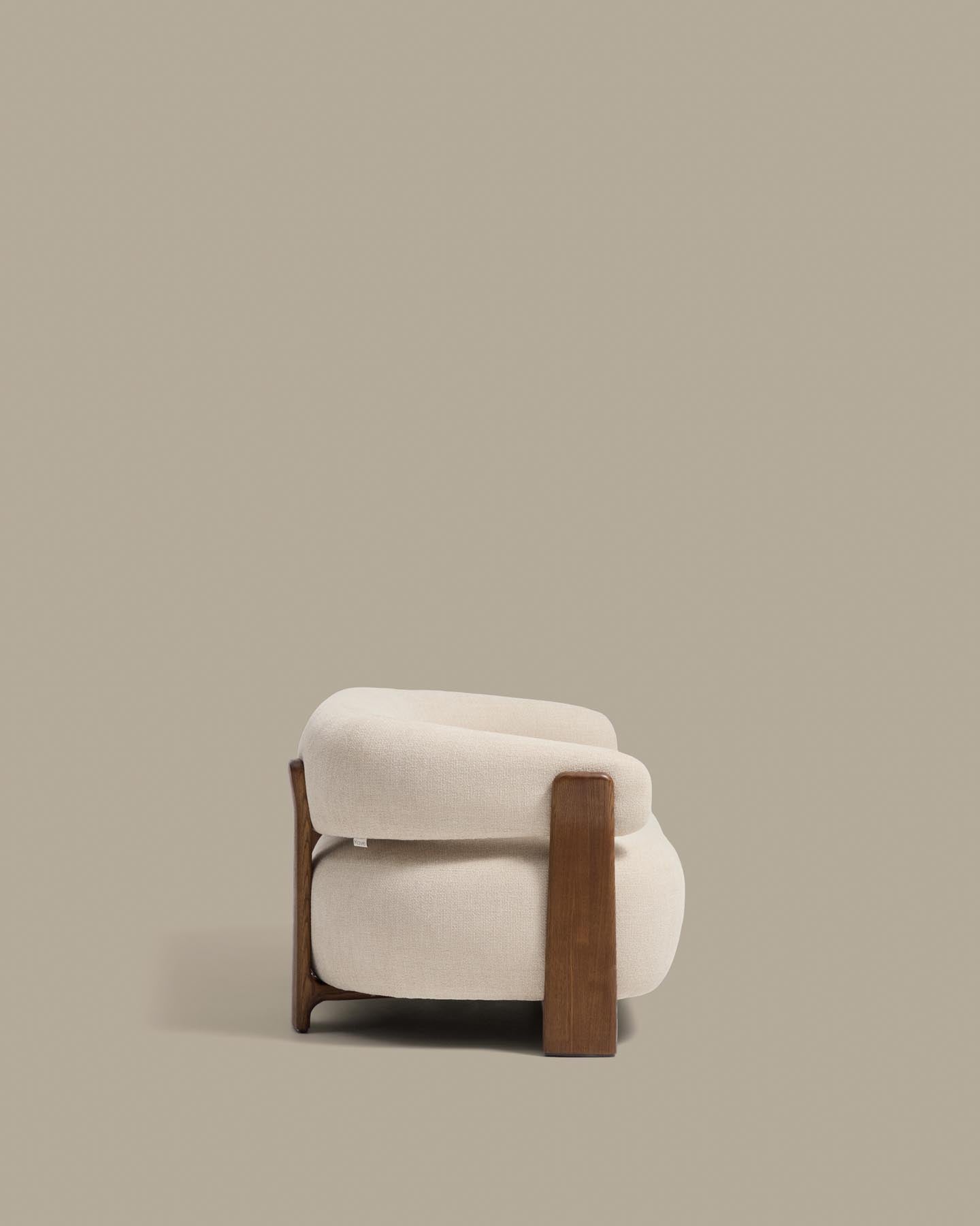 2-Sitzer-Sofa Granite mit beiger Chenille und Beinen aus massivem Eschenholz mit Nussbaumfinish, 155 cm, FSC 100 % in Beige präsentiert im Onlineshop von KAQTU Design AG. 2er Sofa ist von Kave Home