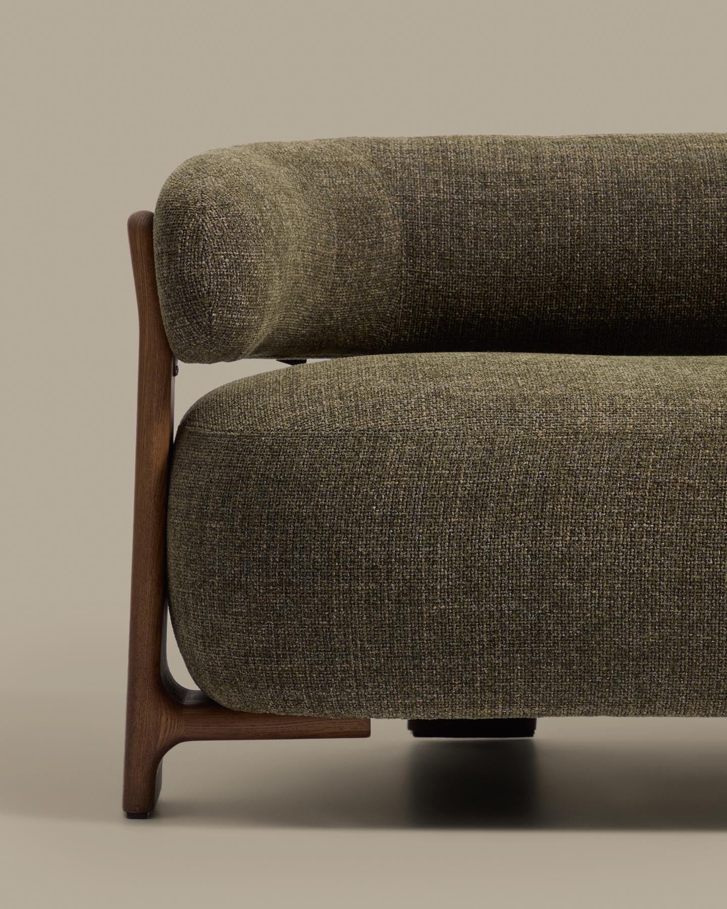 2-Sitzer-Sofa Granite mit grüner Chenille und Beinen aus massivem Eschenholz mit Nussbaumfinish, 155 cm, FSC 100 % in Dunkelgrün präsentiert im Onlineshop von KAQTU Design AG. 2er Sofa ist von Kave Home
