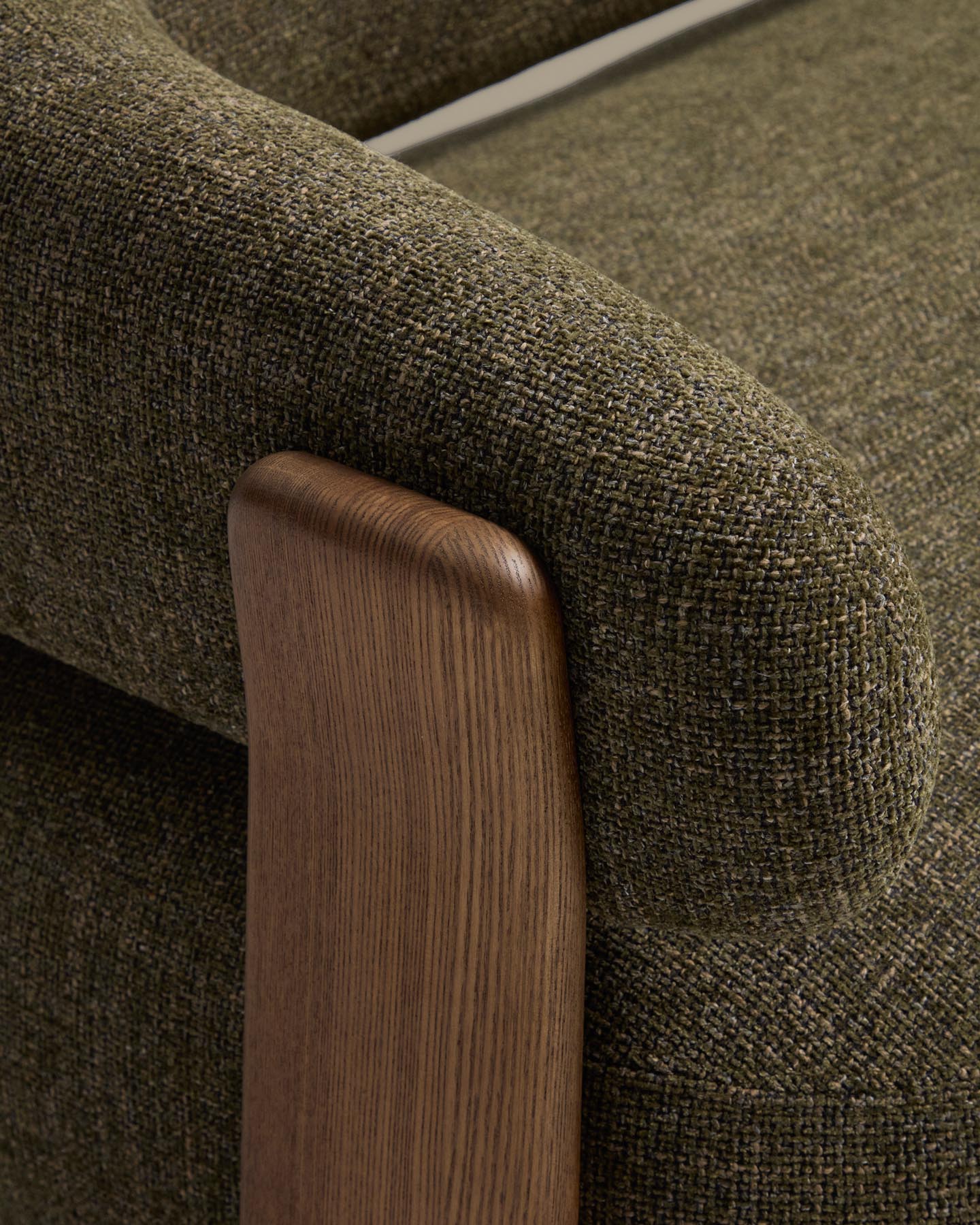 2-Sitzer-Sofa Granite mit grüner Chenille und Beinen aus massivem Eschenholz mit Nussbaumfinish, 155 cm, FSC 100 % in Dunkelgrün präsentiert im Onlineshop von KAQTU Design AG. 2er Sofa ist von Kave Home