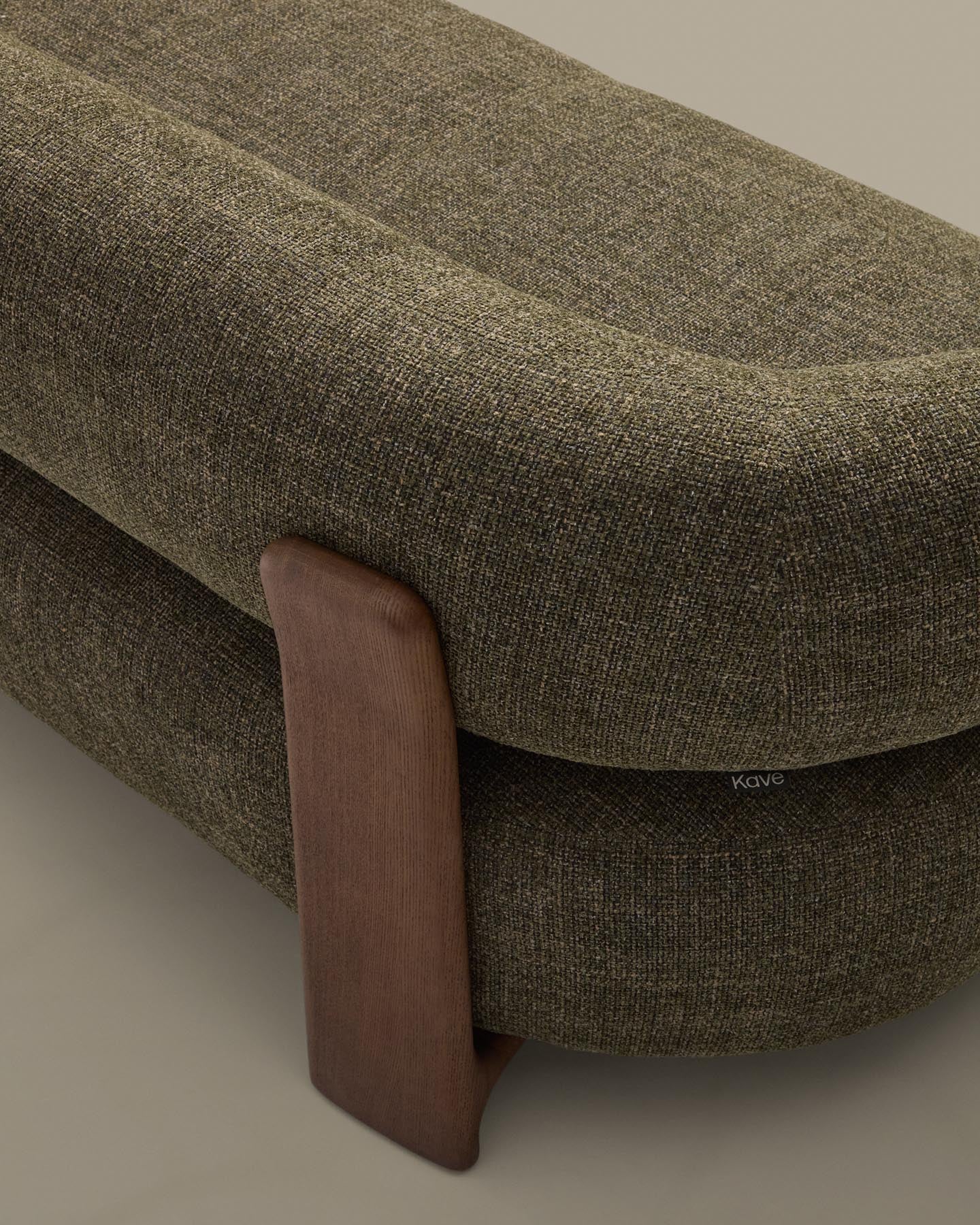 2-Sitzer-Sofa Granite mit grüner Chenille und Beinen aus massivem Eschenholz mit Nussbaumfinish, 155 cm, FSC 100 % in Dunkelgrün präsentiert im Onlineshop von KAQTU Design AG. 2er Sofa ist von Kave Home