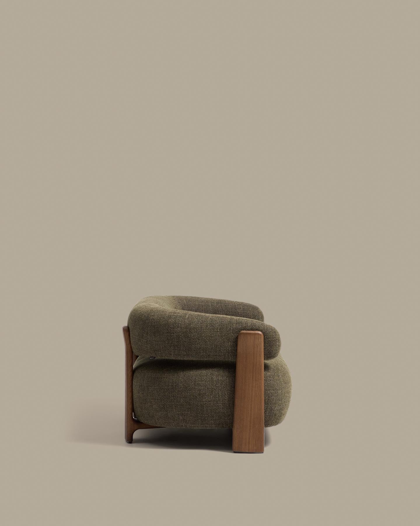 2-Sitzer-Sofa Granite mit grüner Chenille und Beinen aus massivem Eschenholz mit Nussbaumfinish, 155 cm, FSC 100 % in Dunkelgrün präsentiert im Onlineshop von KAQTU Design AG. 2er Sofa ist von Kave Home
