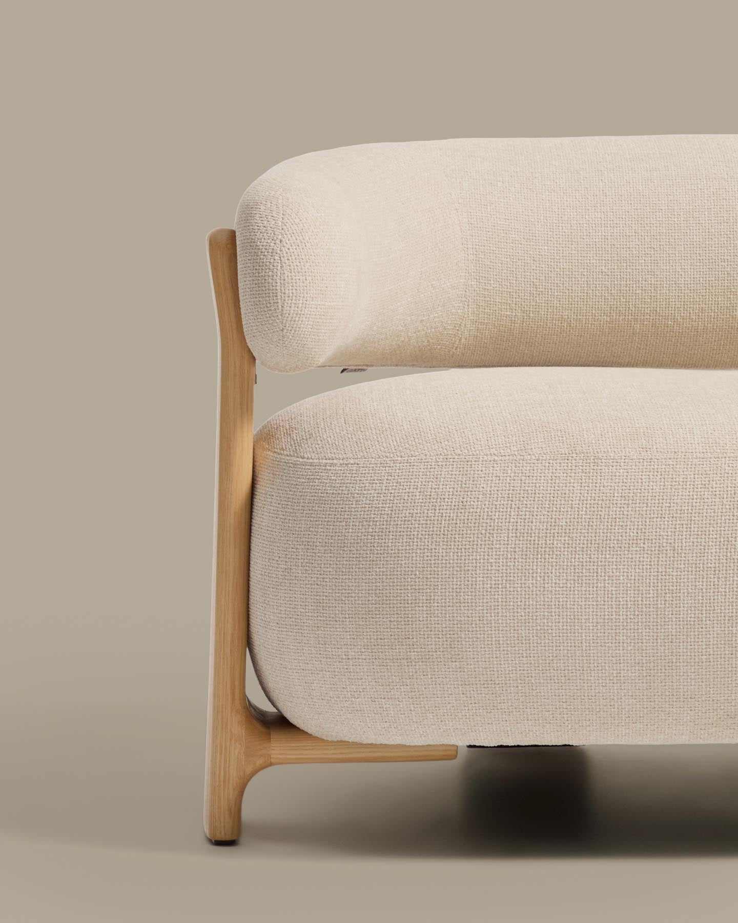 2-Sitzer-Sofa Granite mit beiger Chenille und Beinen aus massivem Eschenholz mit natürlichem Finish, 155 cm, FSC 100 % in Beige präsentiert im Onlineshop von KAQTU Design AG. 2er Sofa ist von Kave Home
