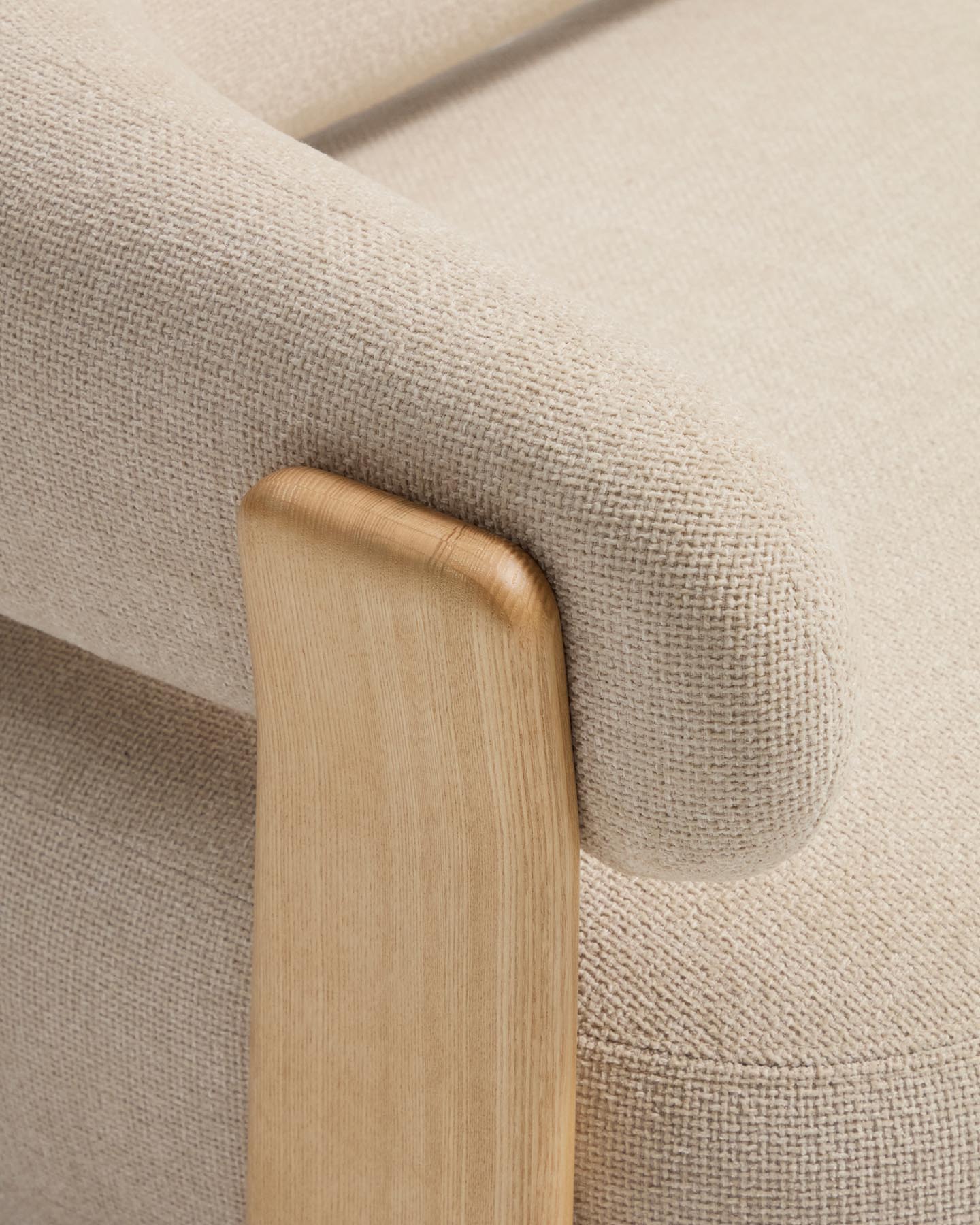 2-Sitzer-Sofa Granite mit beiger Chenille und Beinen aus massivem Eschenholz mit natürlichem Finish, 155 cm, FSC 100 % in Beige präsentiert im Onlineshop von KAQTU Design AG. 2er Sofa ist von Kave Home