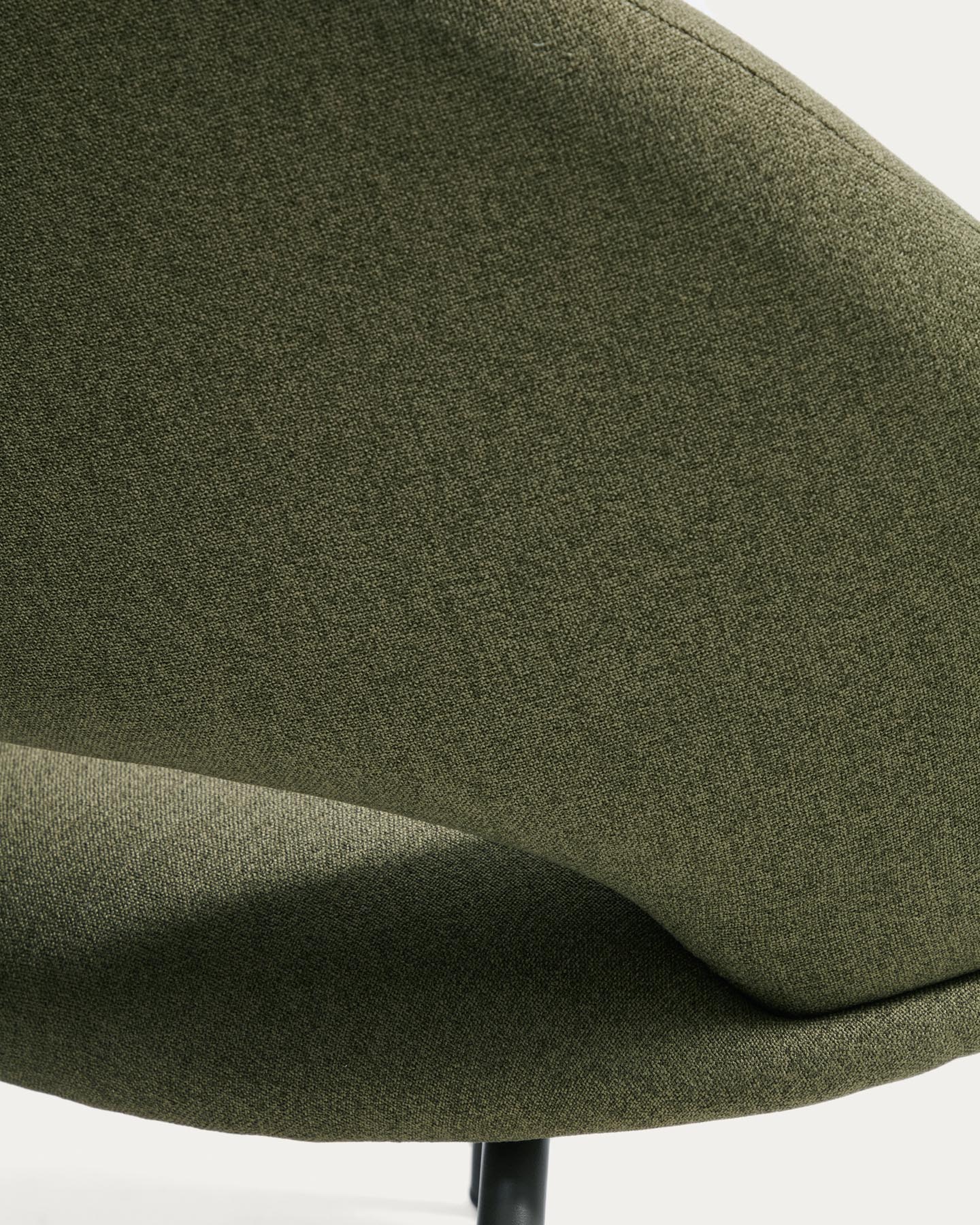 Sessel Bonali mit grüner Chenille und grünen Metallbeinen, FSC Mix Credit in Grün präsentiert im Onlineshop von KAQTU Design AG. Sessel ist von Kave Home