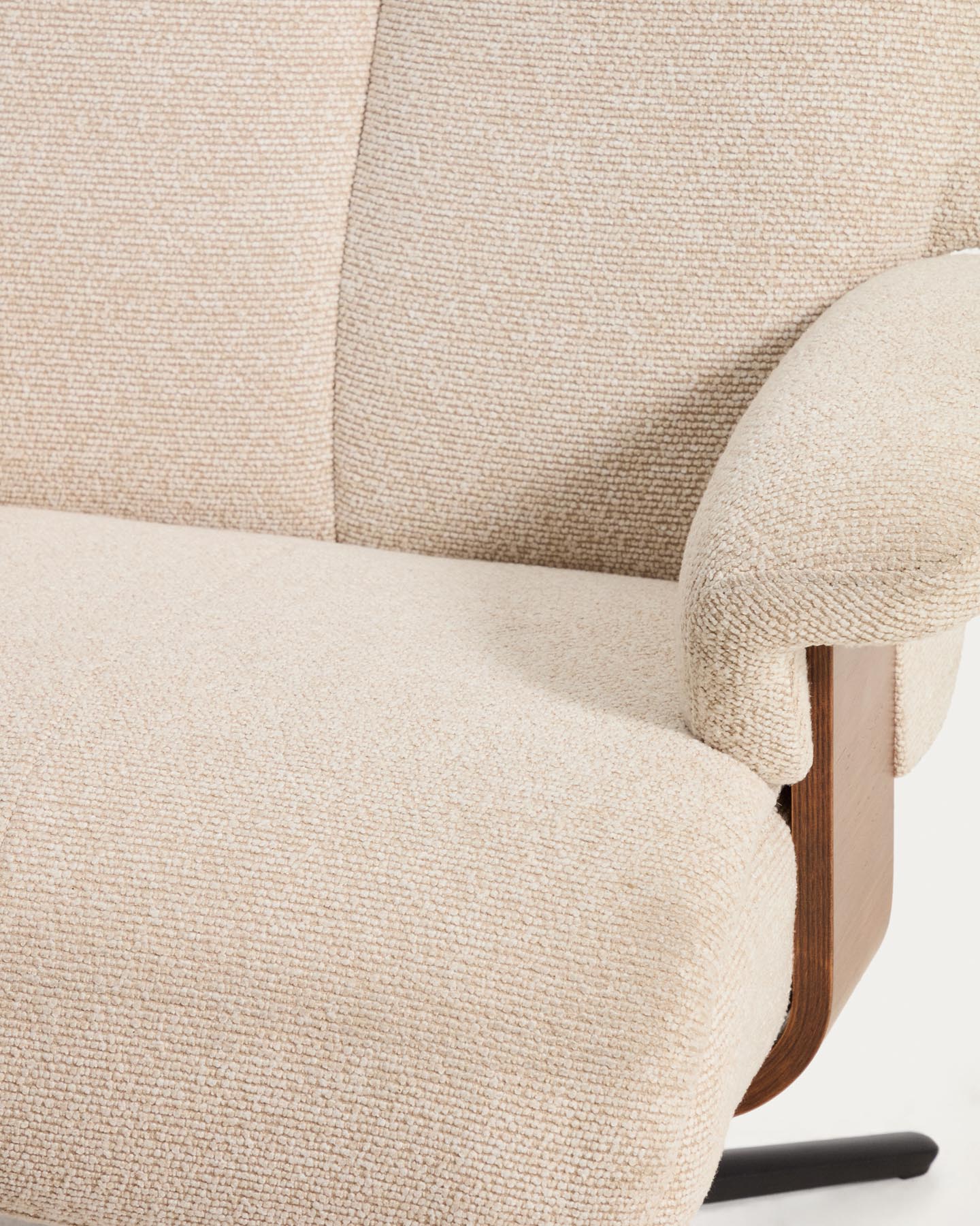 Verstellbarer Drehsessel Toriel mit Fussablage in beigem Microbouclé und mit Beinen aus Aluminium mit schwarzem Finish, FSC Mix Credit in Beige präsentiert im Onlineshop von KAQTU Design AG. Drehsessel ist von Kave Home