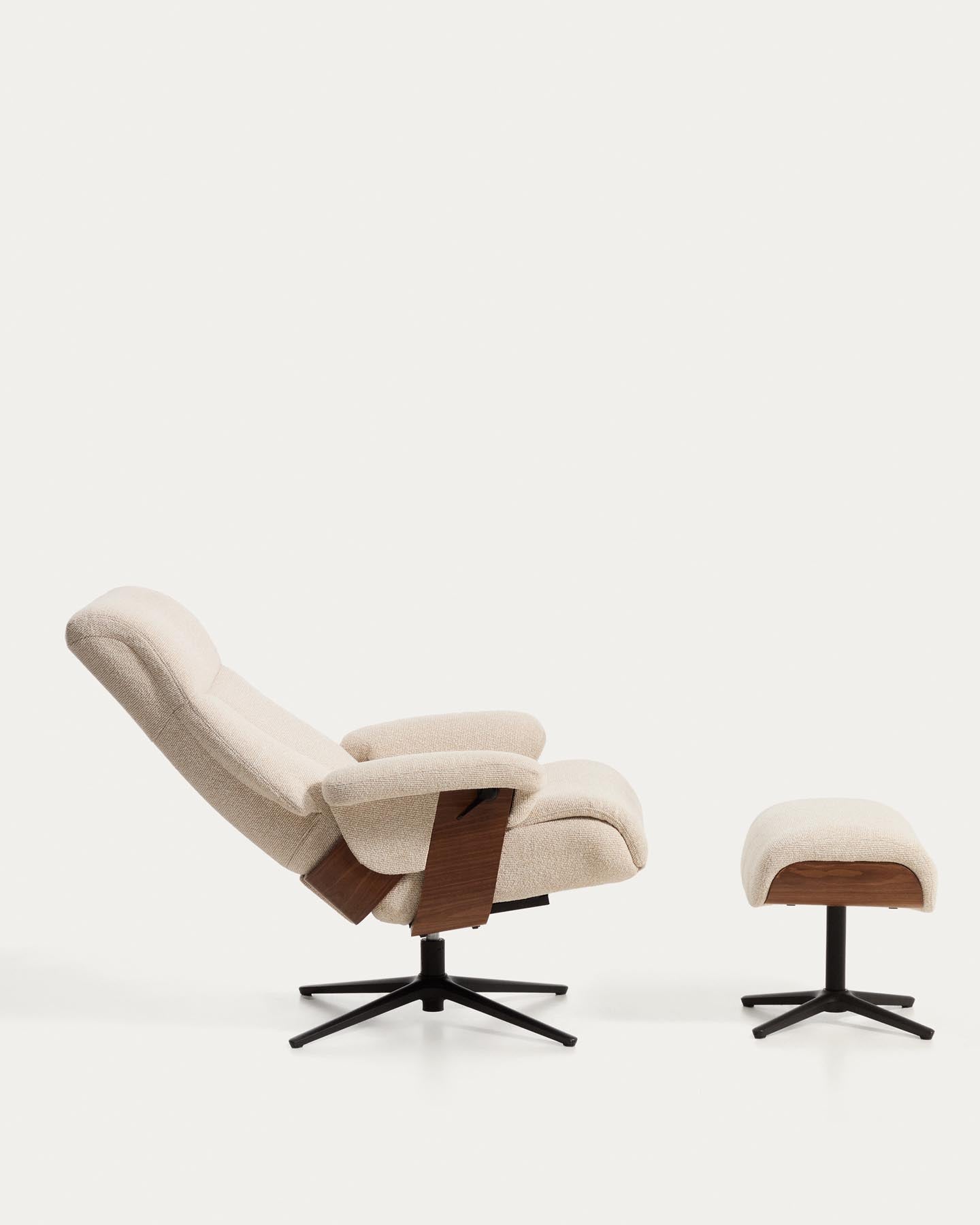 Verstellbarer Drehsessel Toriel mit Fussablage in beigem Microbouclé und mit Beinen aus Aluminium mit schwarzem Finish, FSC Mix Credit in Beige präsentiert im Onlineshop von KAQTU Design AG. Drehsessel ist von Kave Home