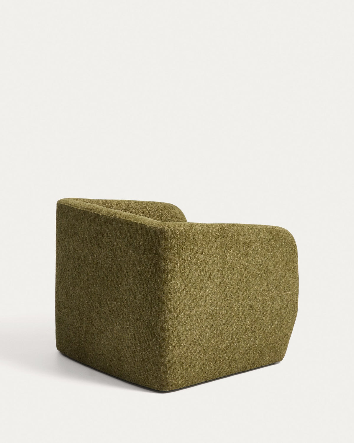 Olivgrüner Sessel Milare mit Chenille-Bezug, schwarzen Kunststoffgleitern und geschwungener Rückenlehne, Sitzbreite 53 cm.