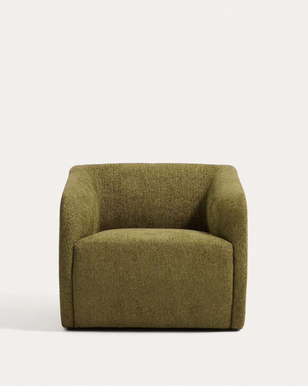 Olivgrüner Sessel Milare mit Chenille-Bezug, schwarzen Kunststoffgleitern und geschwungener Rückenlehne, Sitzbreite 53 cm.
