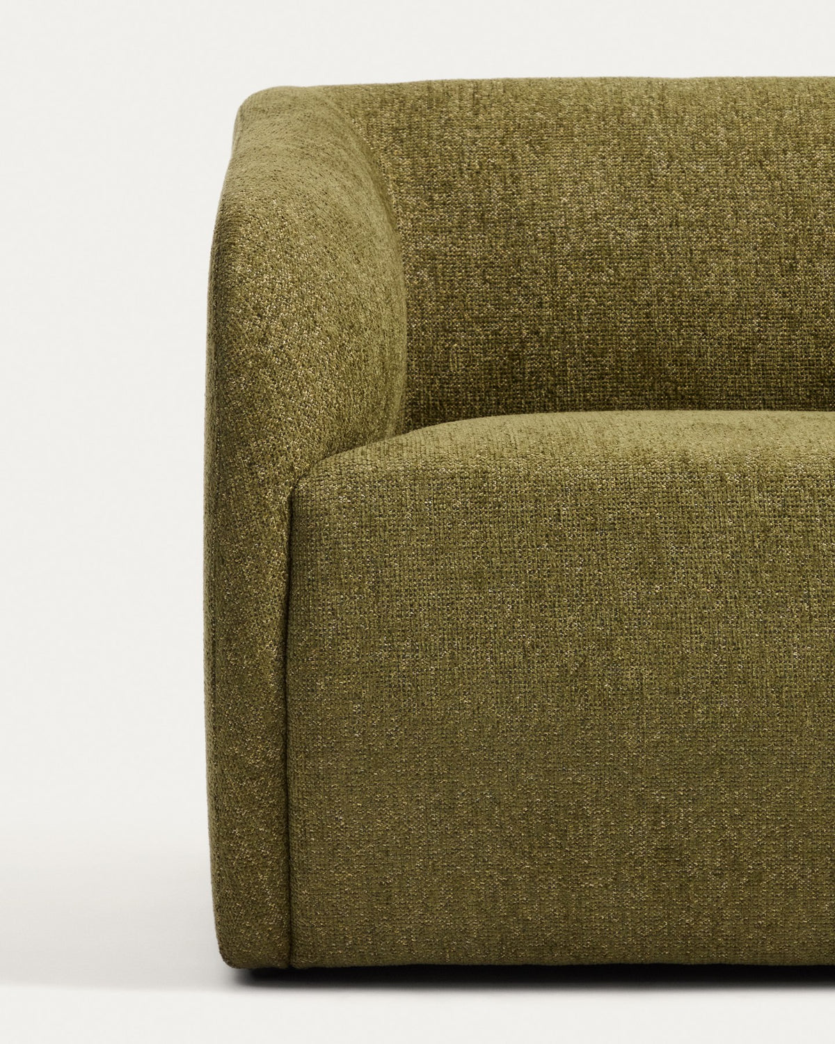 Olivgrüner Sessel Milare mit Chenille-Bezug, schwarzen Kunststoffgleitern und geschwungener Rückenlehne, Sitzbreite 53 cm.