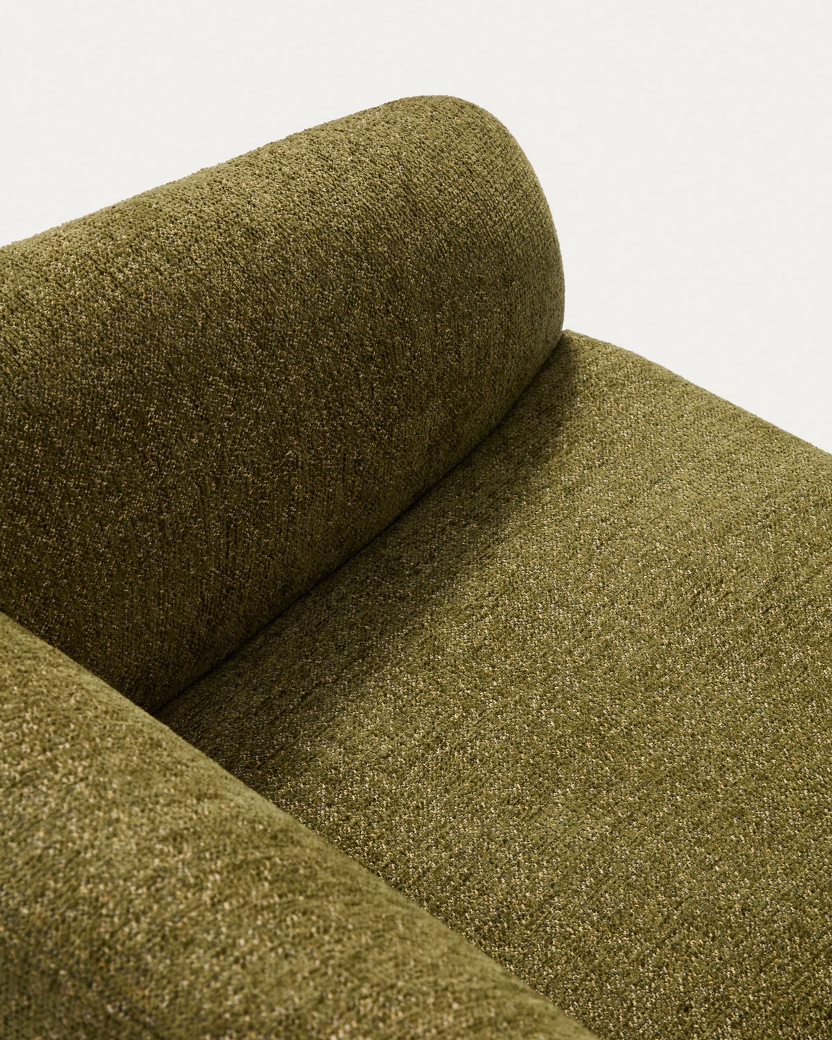 Olivgrüner Sessel Milare mit Chenille-Bezug, schwarzen Kunststoffgleitern und geschwungener Rückenlehne, Sitzbreite 53 cm.
