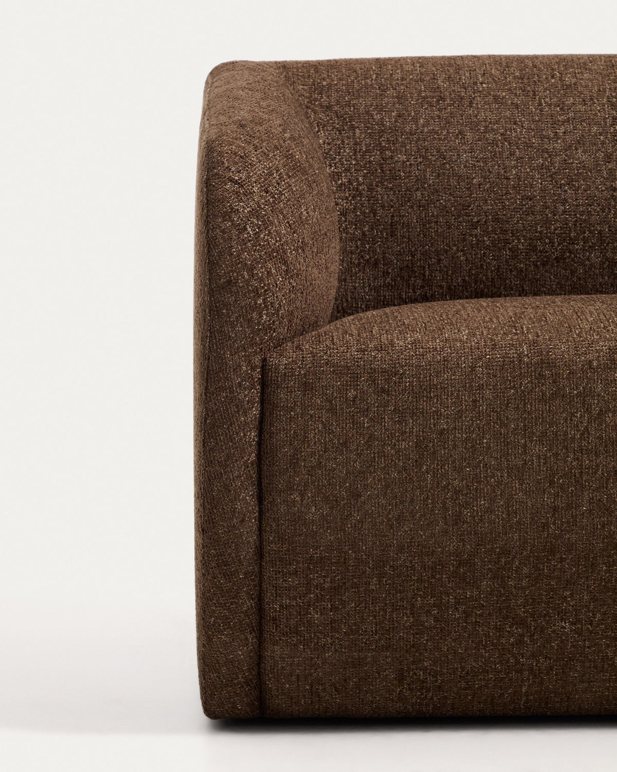 Sessel Milare mit dunkelbraunem Chenille-Bezug, abgerundeten Armlehnen und Kunststoffgleitern, Sperrholzgestell, Masse 83x82x70 cm.