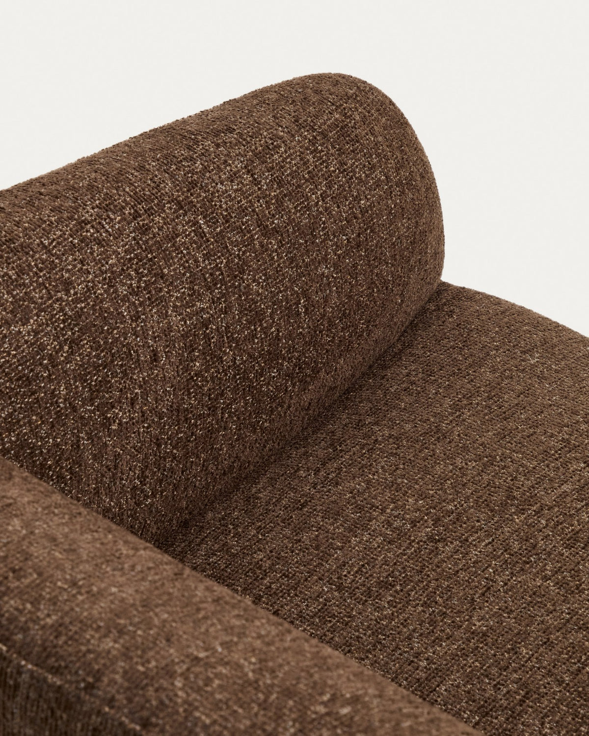 Sessel Milare mit dunkelbraunem Chenille-Bezug, abgerundeten Armlehnen und Kunststoffgleitern, Sperrholzgestell, Masse 83x82x70 cm.