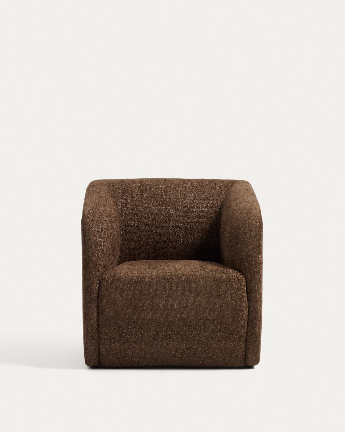 Sessel Milare von Kave Home mit dunkelbraunem Chenille-Bezug, geschwungenen Armlehnen und Kunststoffgleitern an den Beinen.