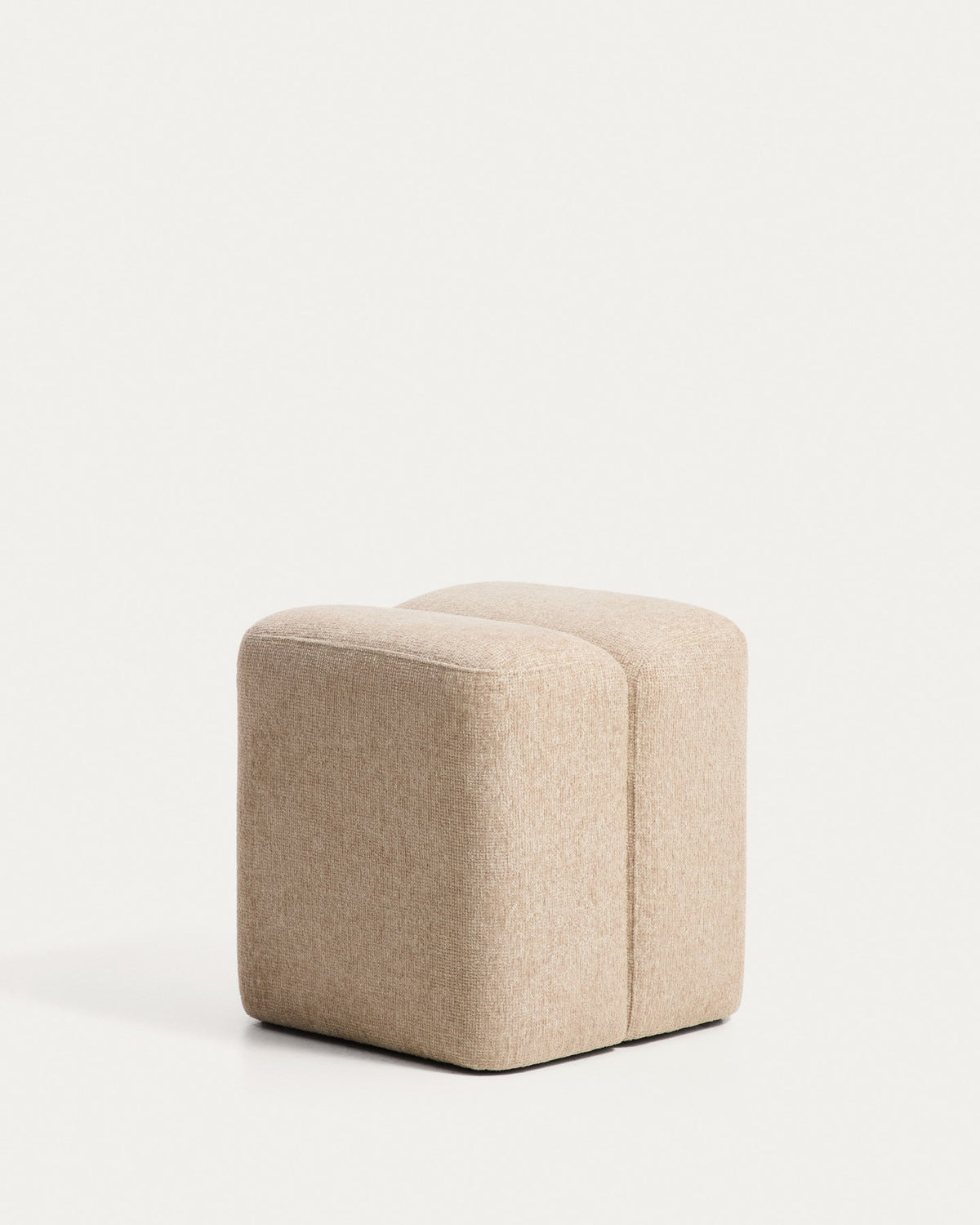 Quadratische Fussablage Nedilo von Kave Home in Beige, mit weichem Chenille-Bezug, gepolsterten Abschnitten und Kunststoffgleitern.