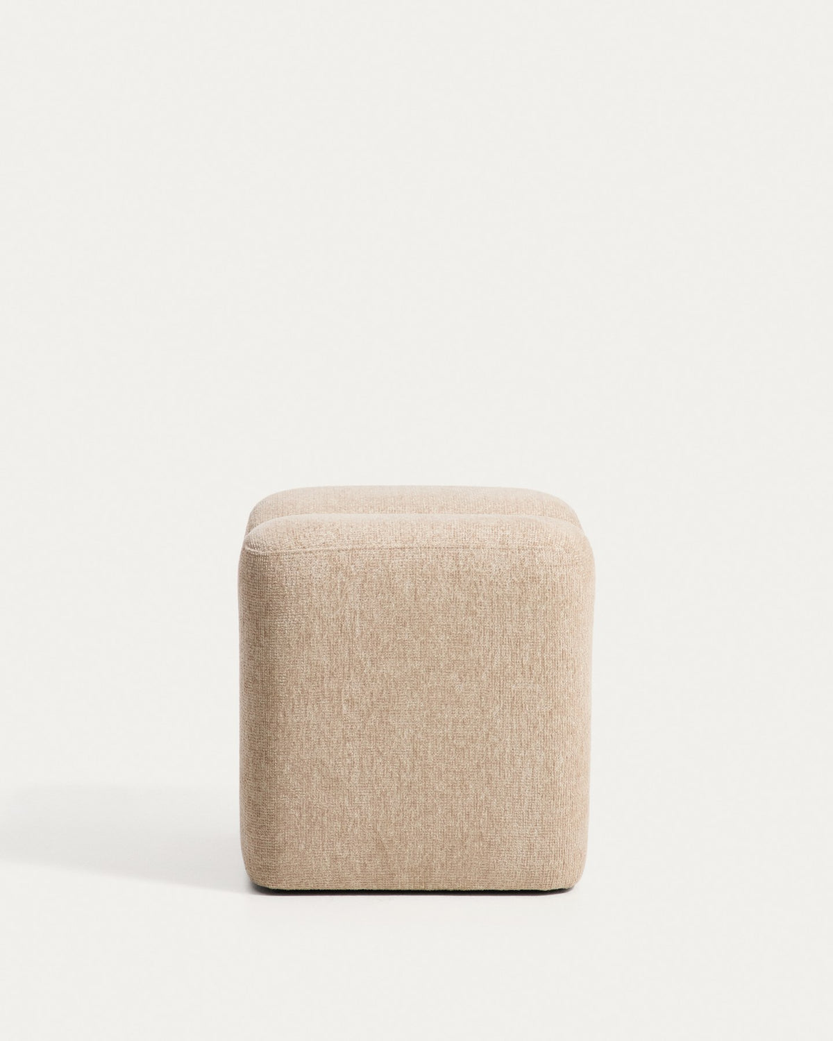 Quadratische Fussablage Nedilo von Kave Home in Beige, mit weichem Chenille-Bezug, gepolsterten Abschnitten und Kunststoffgleitern.