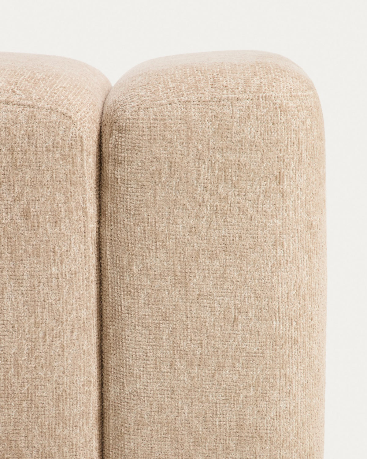 Quadratische Fussablage Nedilo von Kave Home in Beige, mit weichem Chenille-Bezug, gepolsterten Abschnitten und Kunststoffgleitern.