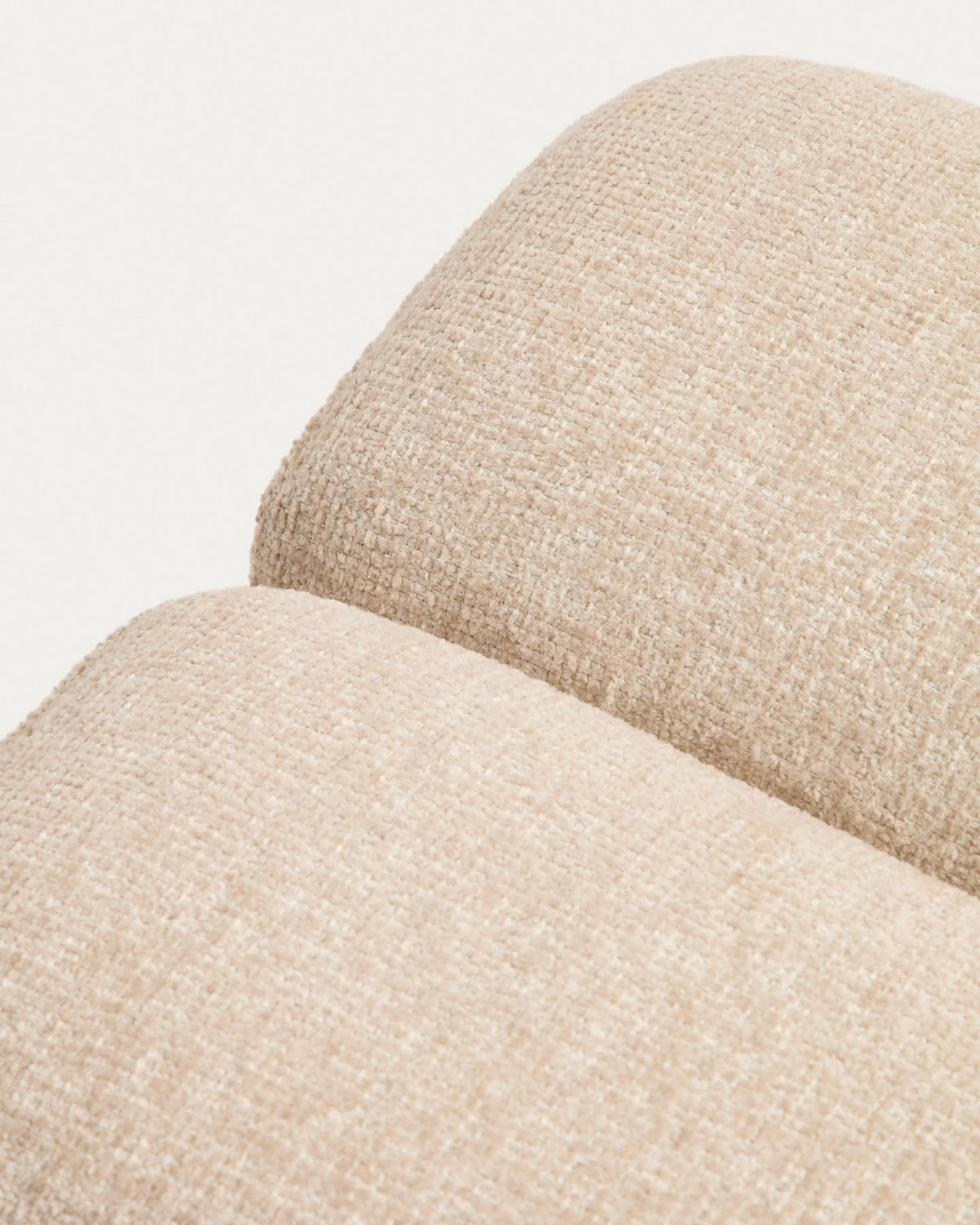 Quadratische Fussablage Nedilo von Kave Home in Beige, mit weichem Chenille-Bezug, gepolsterten Abschnitten und Kunststoffgleitern.