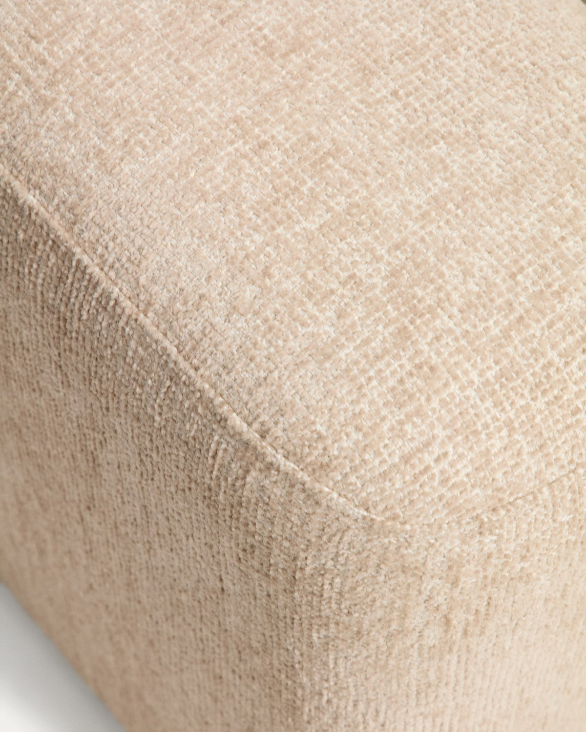 Quadratische Fussablage Nedilo von Kave Home in Beige, mit weichem Chenille-Bezug, gepolsterten Abschnitten und Kunststoffgleitern.