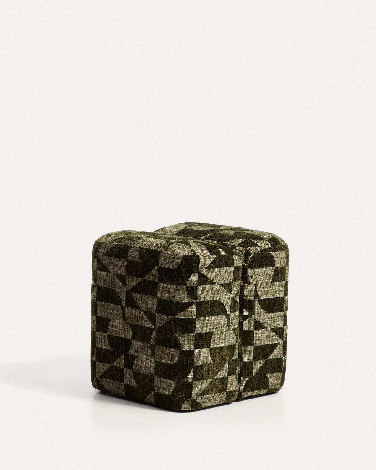Quadratische Fussablage Nedilo von Kave Home, moosgrünes Chenille-Jacquard-Gewebe mit geometrischem Muster, gepolstert.