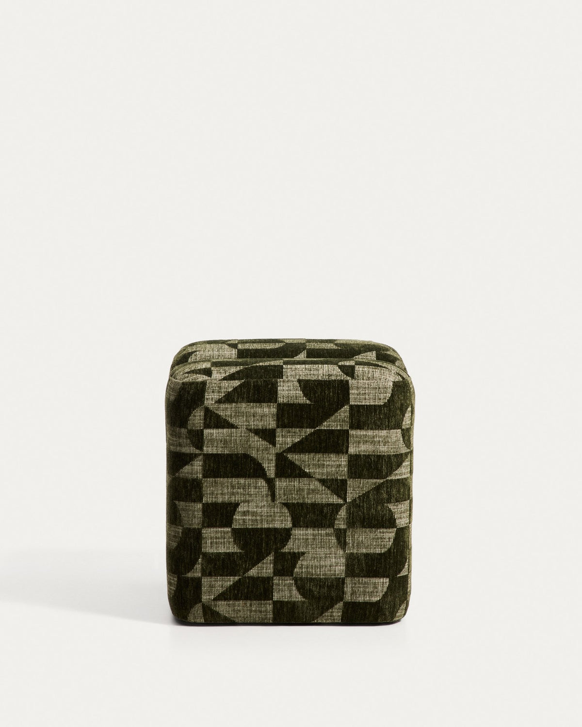 Quadratische Fussablage Nedilo von Kave Home, moosgrünes Chenille-Jacquard-Gewebe mit geometrischem Muster, gepolstert.