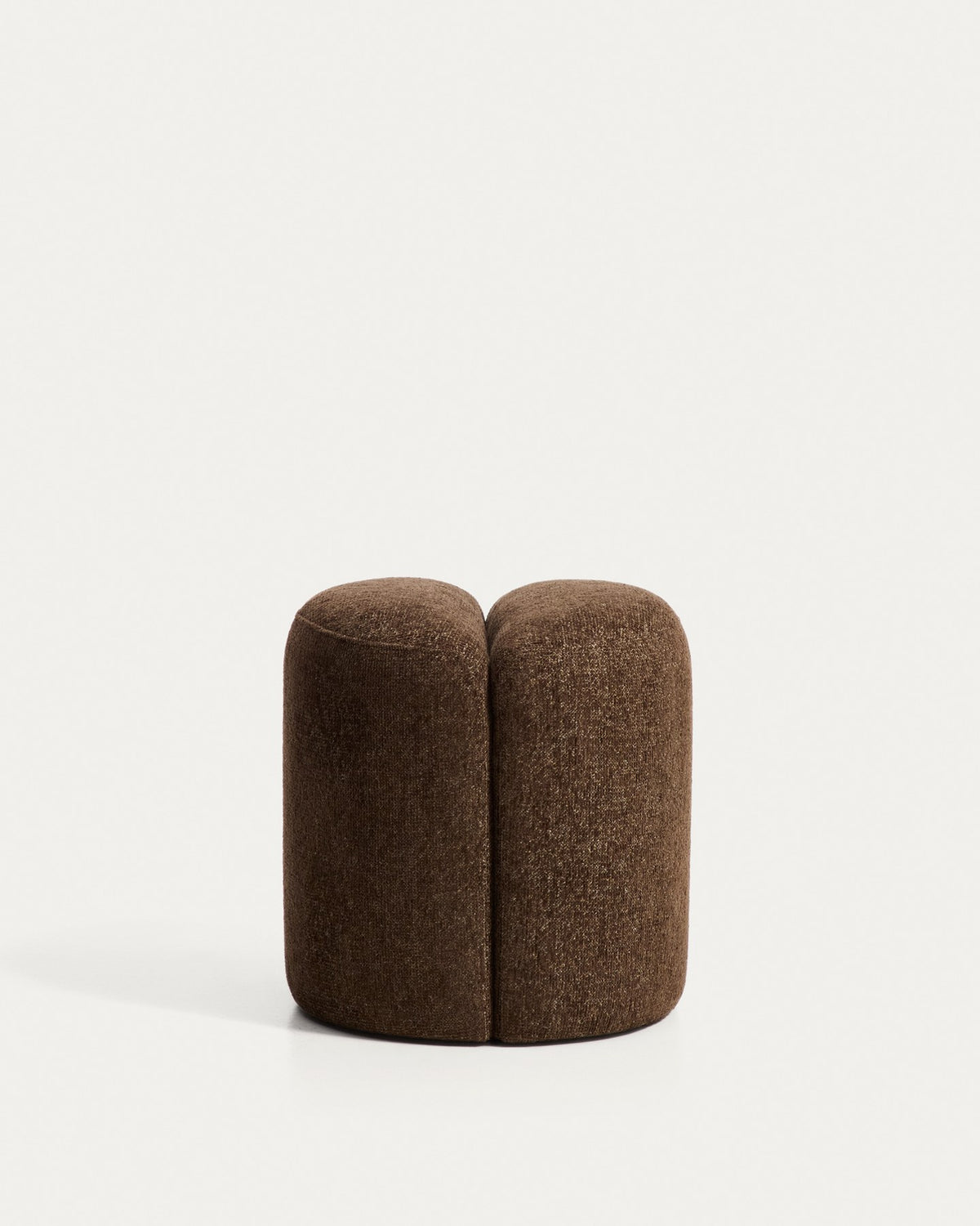 Runde Fussablage Nedilo aus dunkelbraunem Chenille-Gewebe mit gepolsterter, kompakter Form und Kunststoffgleitern, Durchmesser 45 cm.