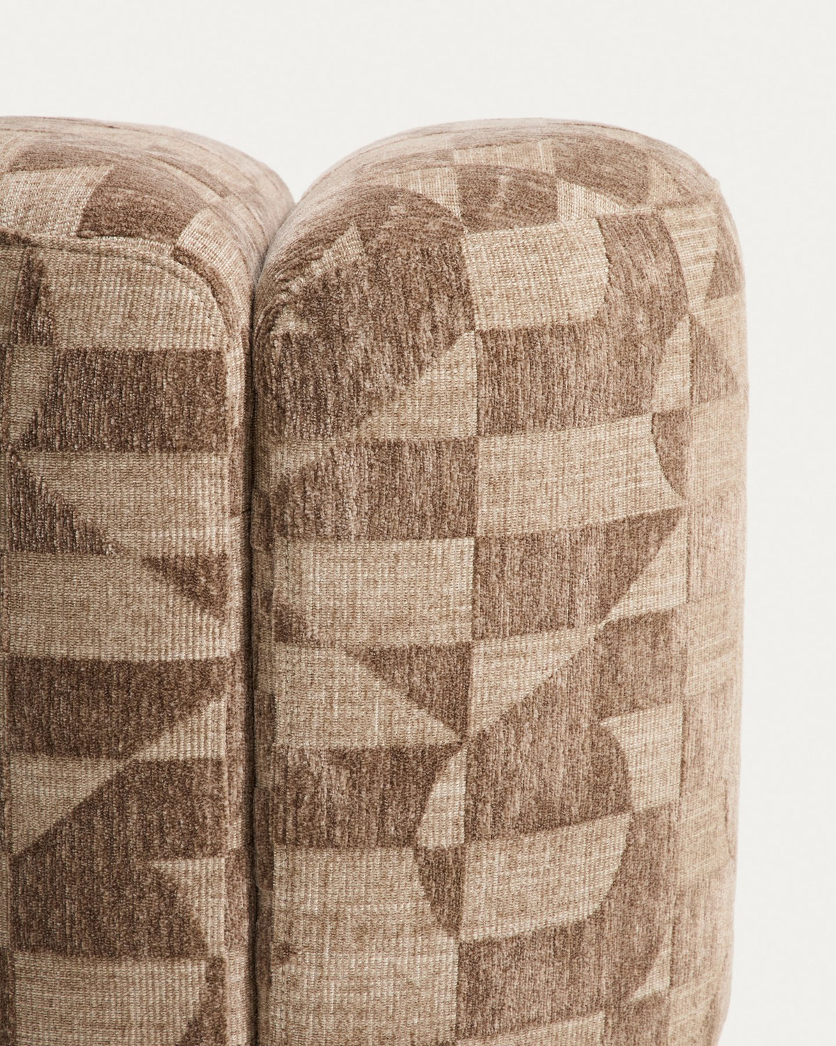 Runder Pouf Nedilo aus taupefarbenem Jacquard-Gewebe mit geometrischem Muster, gepolstert, zwei runde Elemente in der Mitte verbunden.
