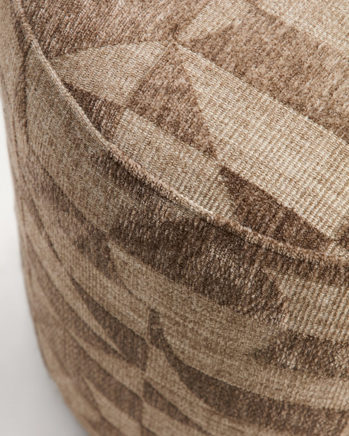 Runder Pouf Nedilo aus taupefarbenem Jacquard-Gewebe mit geometrischem Muster, gepolstert, zwei runde Elemente in der Mitte verbunden.