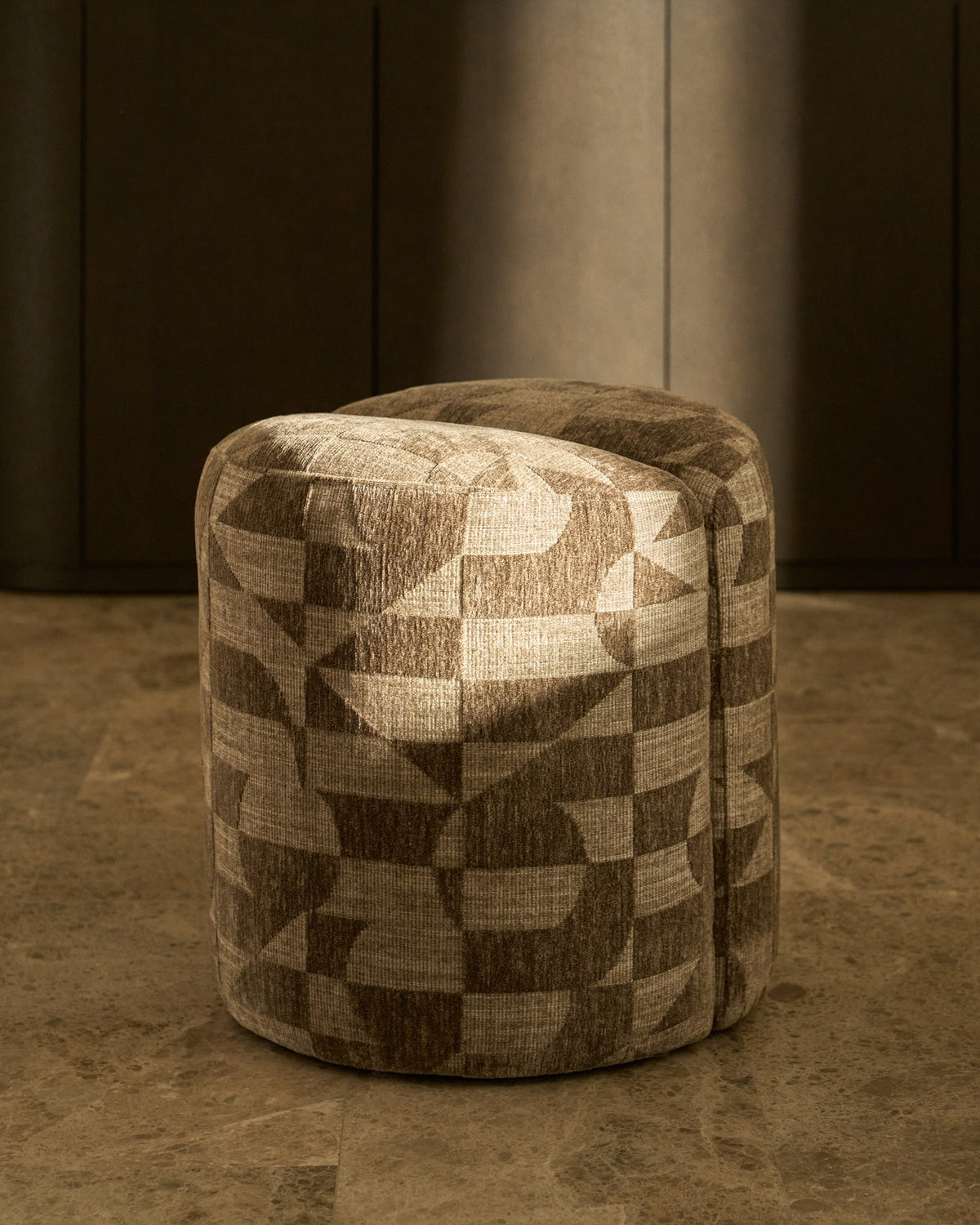 Runder Pouf Nedilo aus taupefarbenem Jacquard-Gewebe mit geometrischem Muster, gepolstert, zwei runde Elemente in der Mitte verbunden.