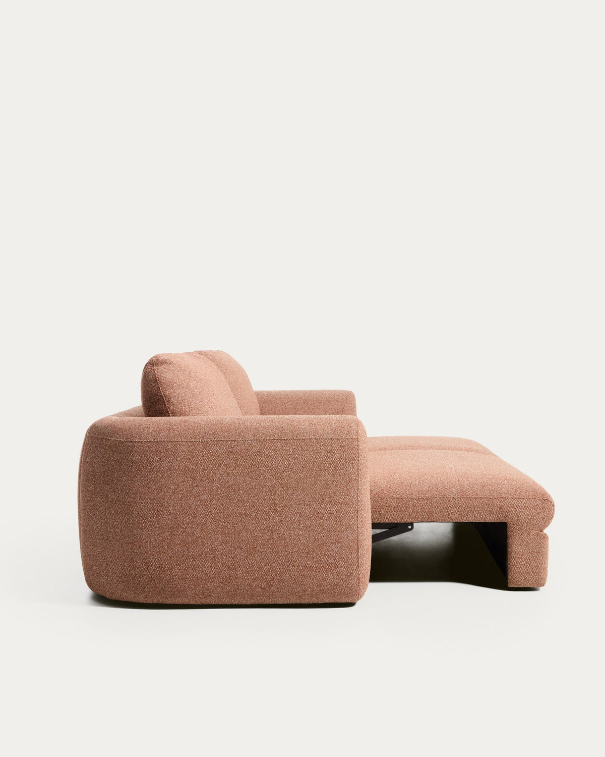 Foto des 4-Sitzer Schlafsofas Vera in Terrakotta von Kave Home mit abgerundeten Armlehnen, schwarzen Beinen und strukturiertem Gewebebezug.