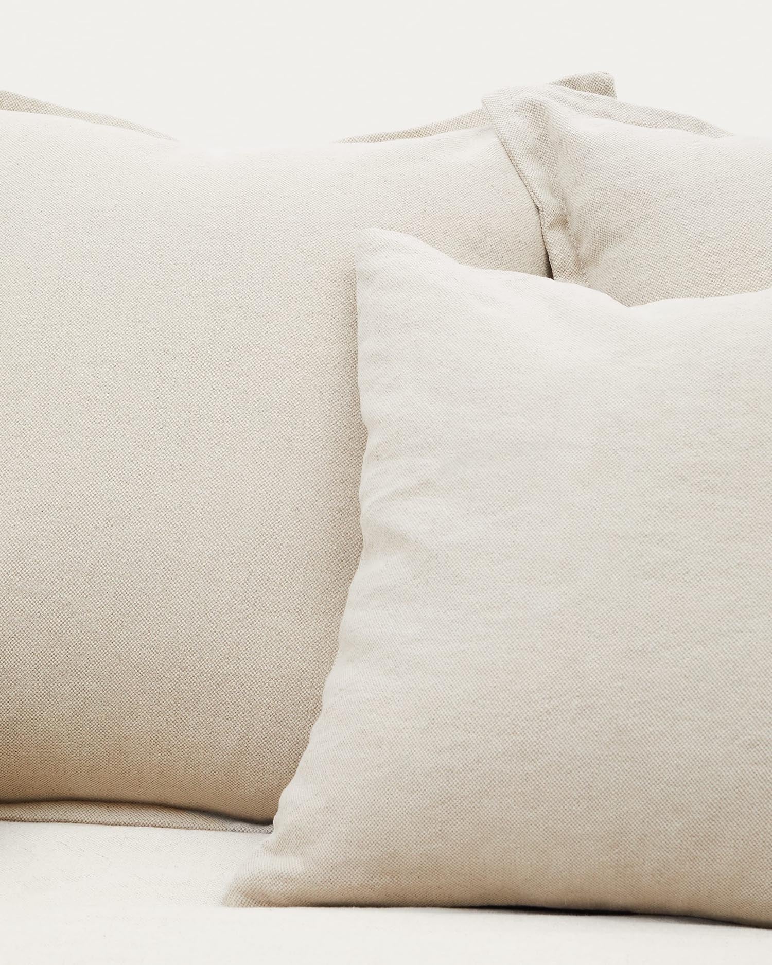 Der Bezug für das Zenira 3-Sitzer-Sofa in Beige kombiniert atmungsaktive Baumwolle und Leinen für Komfort und Langlebigkeit, perfekt für jedes Zuhause.