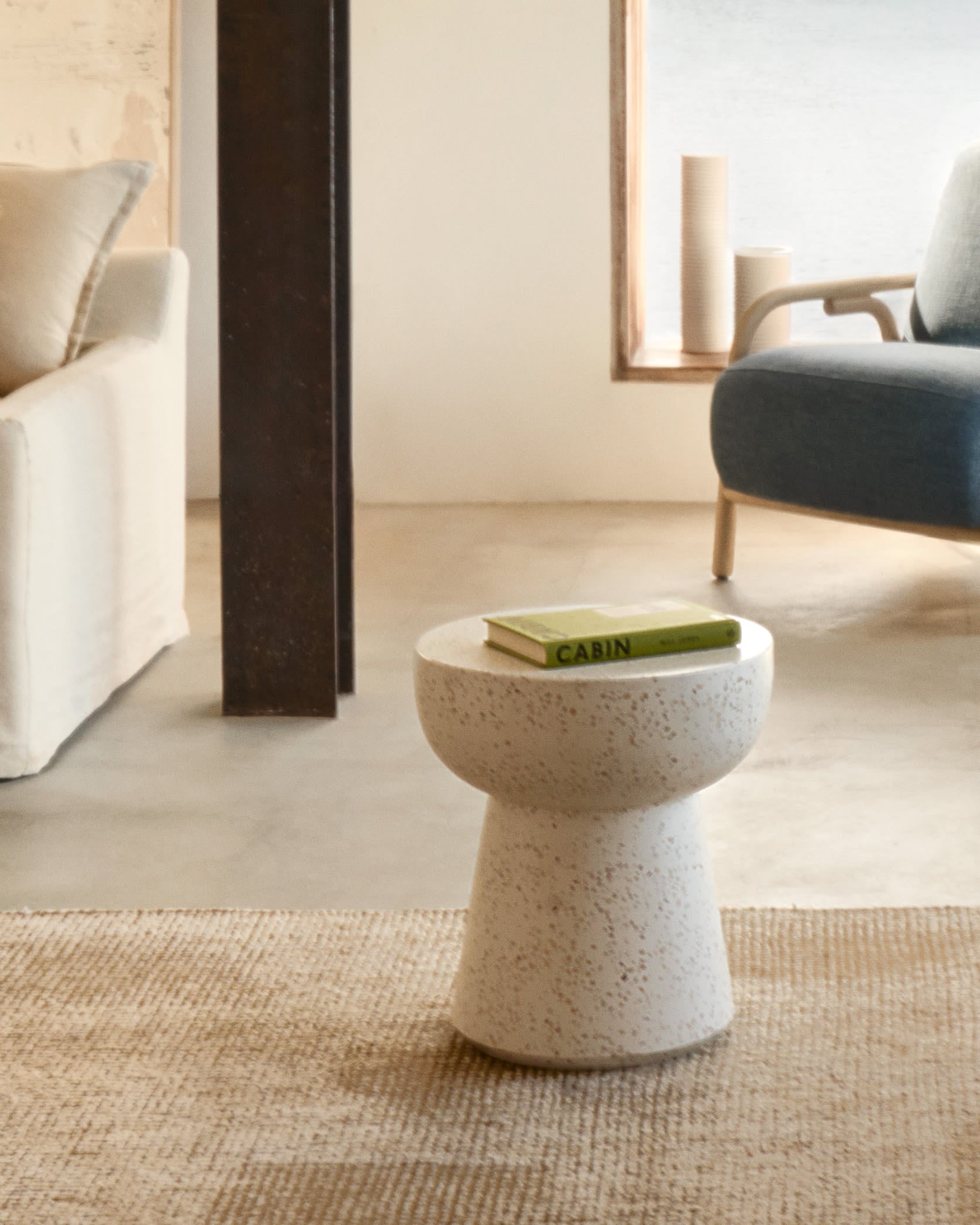 Elegantes 3-Sitzer-Sofa Zenira in Beige, 230 cm, mit abnehmbarem Baumwoll-Leinen-Bezug und komfortablen Kissen für stilvolle Wohnräume.